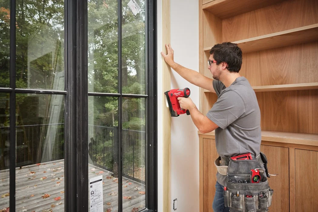 MILWAUKEE M12 FCN18GS-402X เครื่องยิงตะปูไร้สาย 12 โวลต์ พร้อมแท่นชาร์จ และแบตเตอรี่ 12V@4.0AH x 2 ก้อน