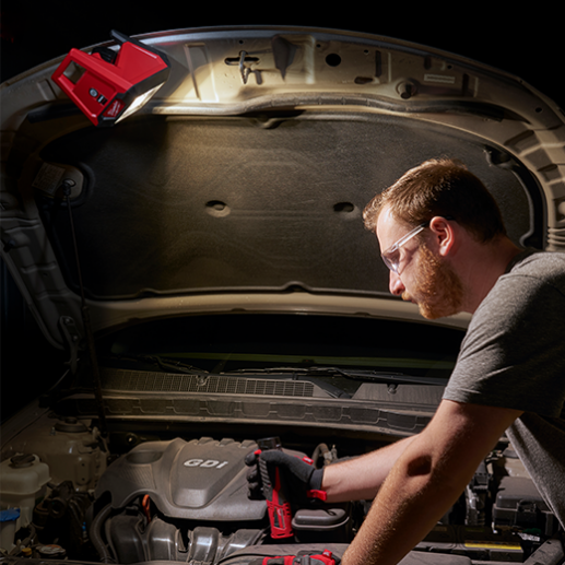 MILWAUKEE รุ่น M12 AL-201 ไฟส่องสว่างพื้นที่ไร้สาย 12 โวลท์ พร้อมฐานแม่เหล็กรวมเครื่องชาร์จและแบต 2.0AH x 1 ก้อน