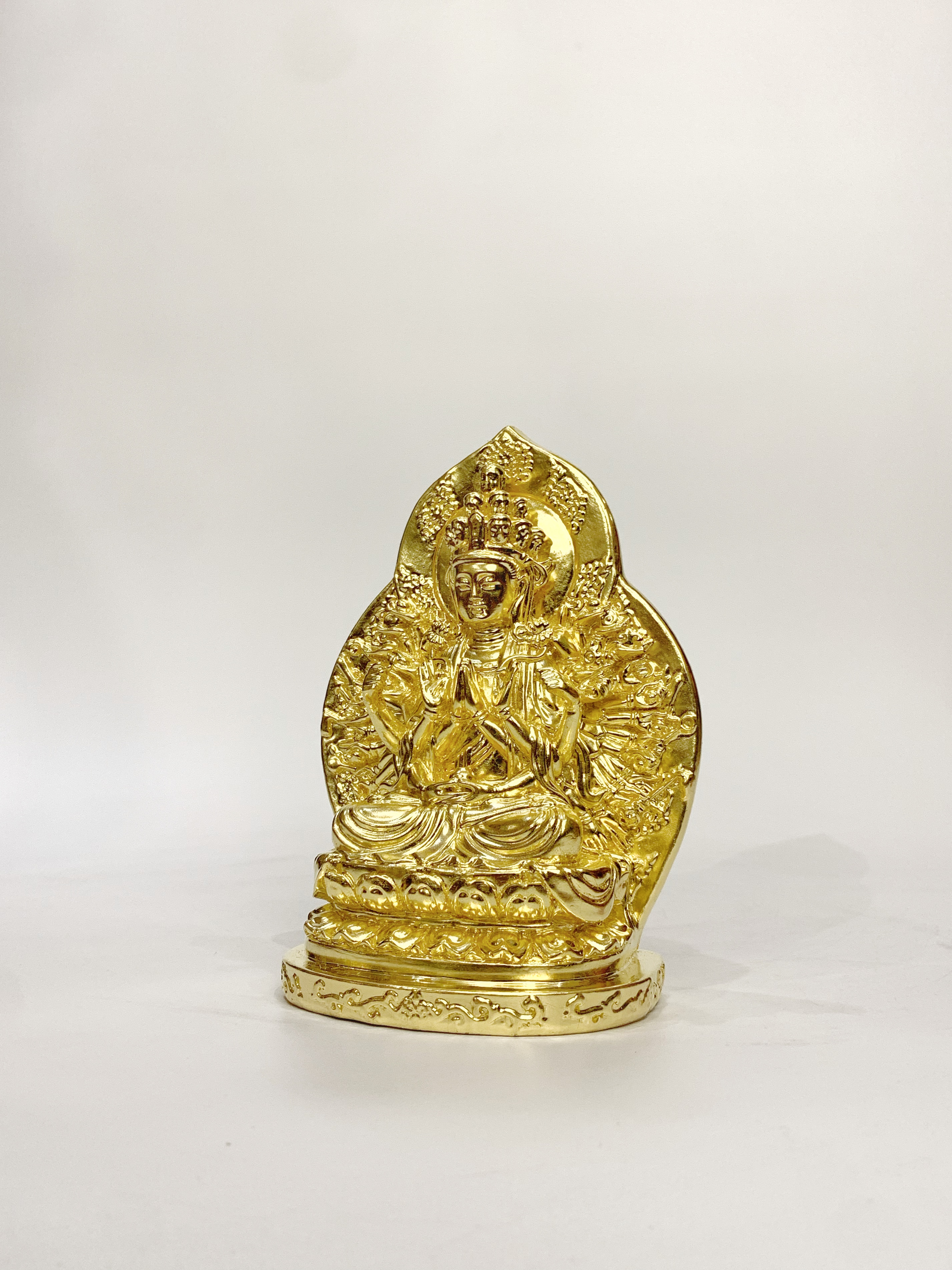 พระโพธิสัตว์กวนอิม เจ้าแม่กวนอิม ปางพันมือ (นั่ง)