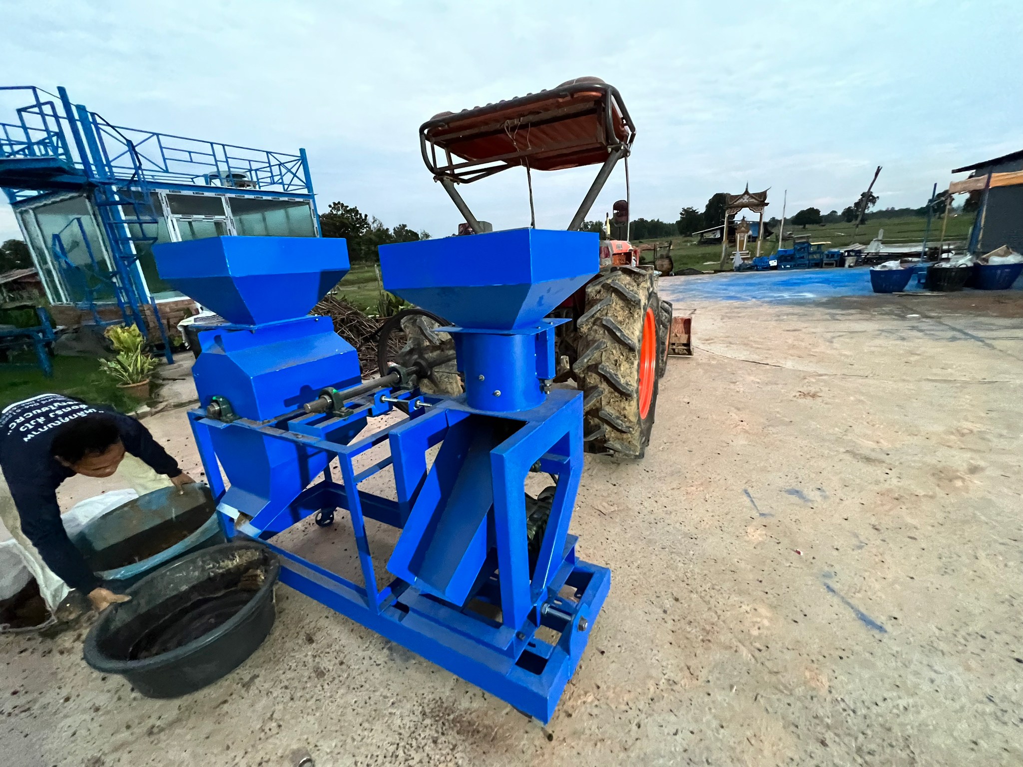 เครื่องอัดเม็ดและเครื่องตีป่น 2หัว เเบบติดรถไถนั่งขับPTO