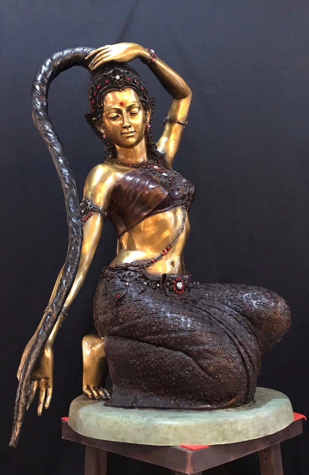 พระแม่ธรณีบีบมวยผม หน้าตัก 30 นิ้ว