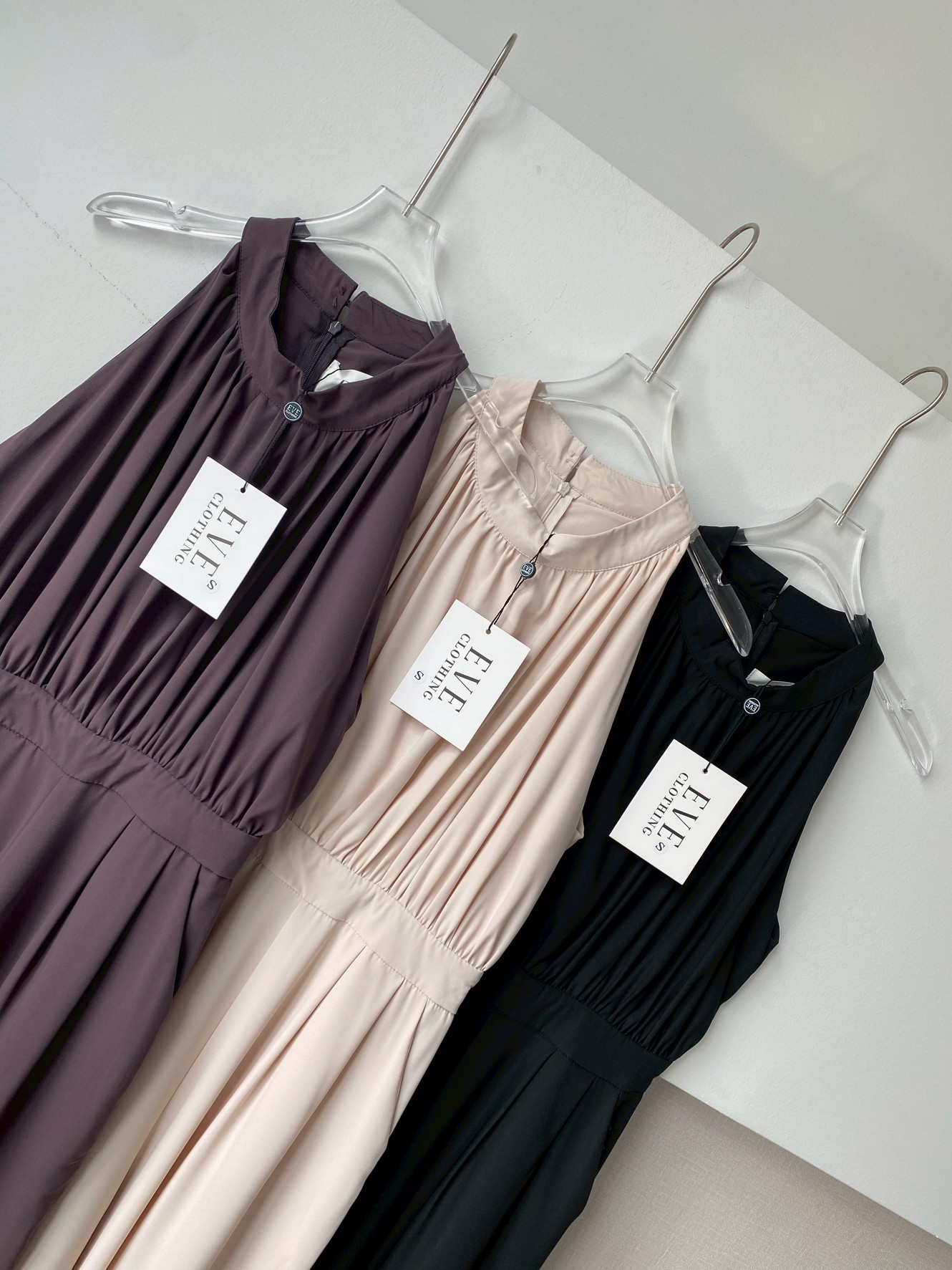 #5882 Eve งานจั้มแขนกุด ตัวเสื้อด้านหน้าจับจีบ ซิปหลังมีกระเป๋าข้าง ผ้าไม่ยืดมีซับในให้ค่ะ งานเนียบสุดๆทรงสวย