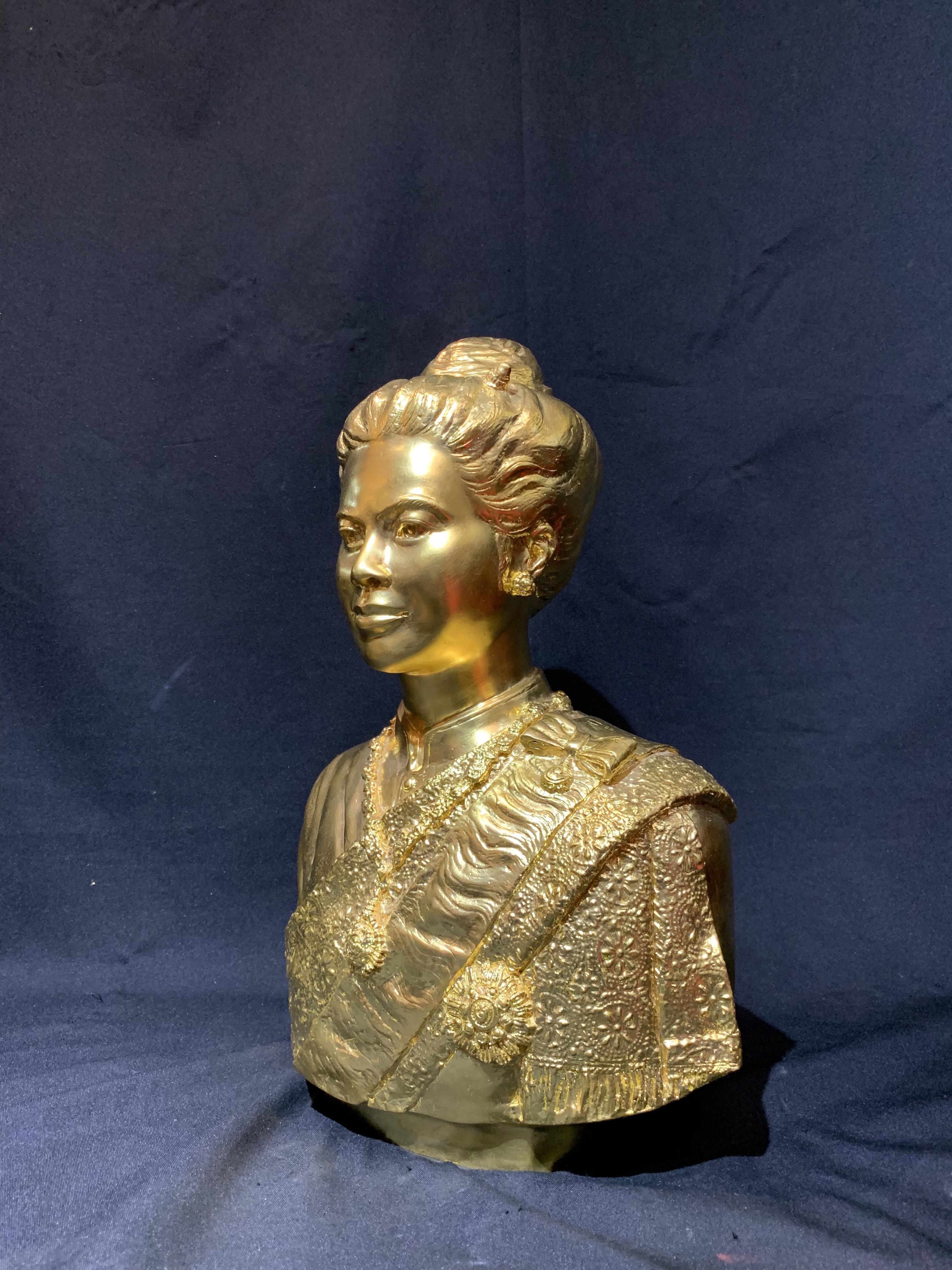 สมเด็จพระนางเจ้าสิริกิติ์ ครึ่งพระองค์