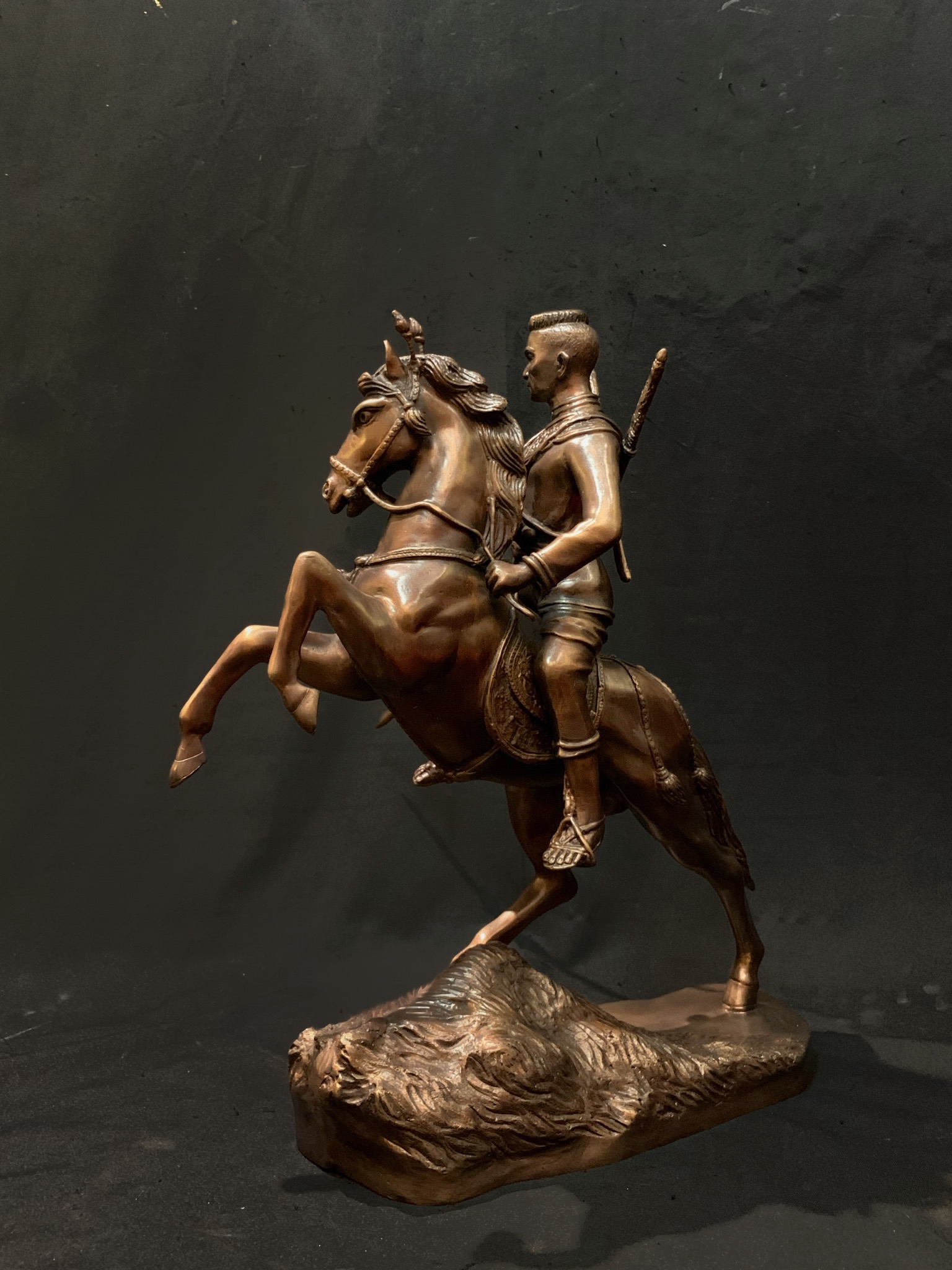 พระนเรศวรมหาราช ปราบไพรี หน้าตัก 9 นิ้ว (ทรงทวน)