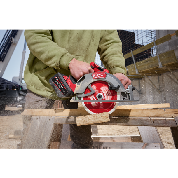 MILWAUKEE M18 FCS66GR3-0C เลื่อยวงเดือนตัดไม้ไร้สายขนาด 7 1/4 นิ้ว หรือ 190 มิลลิเมตร พร้อมเครื่องชาร์จและแบต 18V@5.0AH x 2 ก้อน