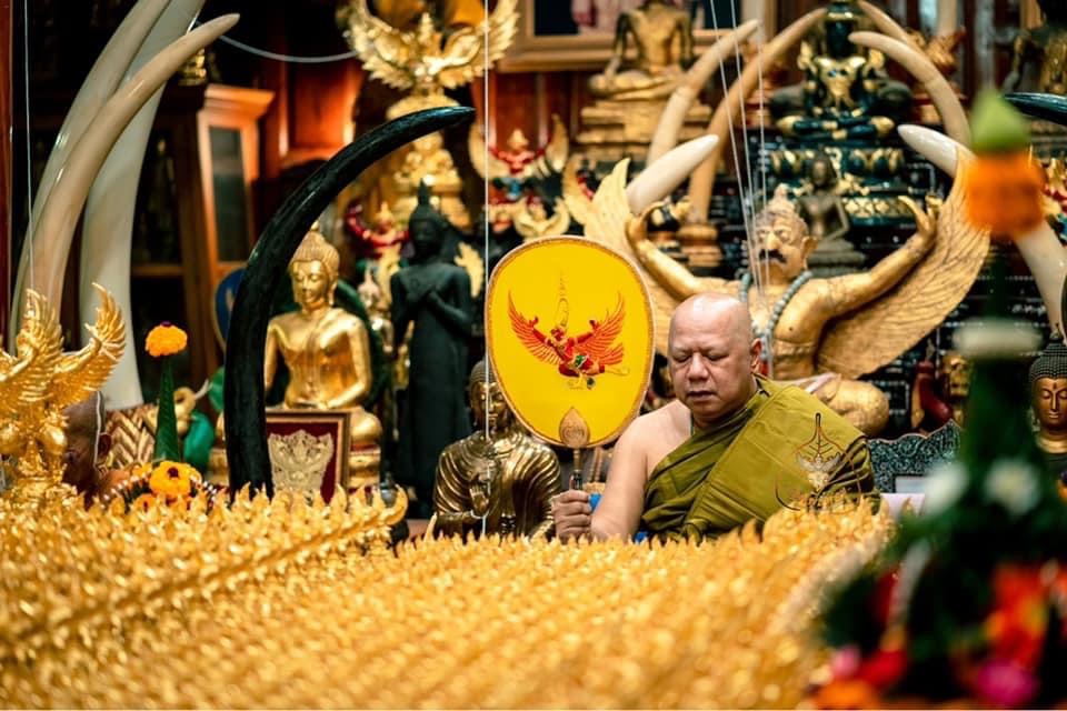 พญาครุฑ องค์บูชา รุ่น มหาเศรษฐี สูง 8 นิ้ว (ขนาดกลาง) พร้อมฐานมะค่า