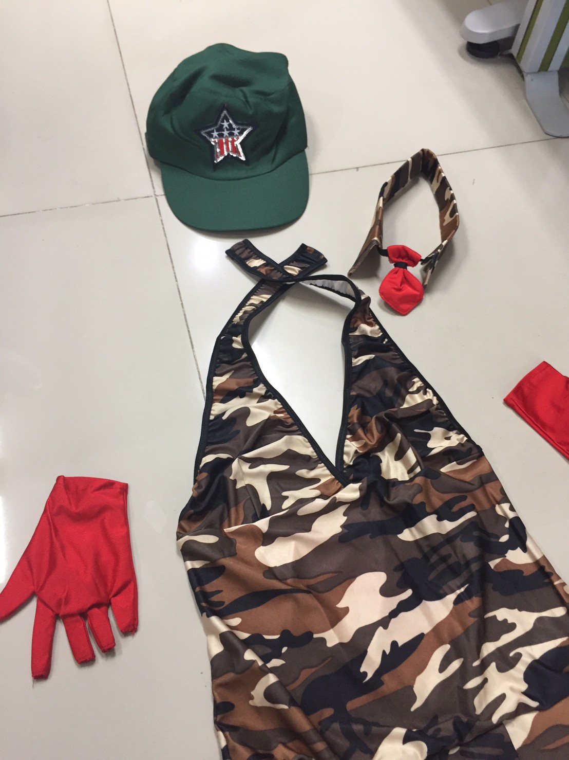 ชุดทหาร ชุดทหารหญิง คอวี ถุงมือแดง พร้อมหมวก