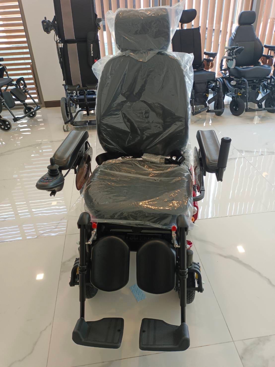 รถเข็นไฟฟ้าคาร์ม่า รุ่น Saber KP45.5 (Power WheelChair KARMA Saber KP45.5) สามารถปรับเอนนอนได้ รับประกันศูนย์ 5 ปี (รุ่น TOP)