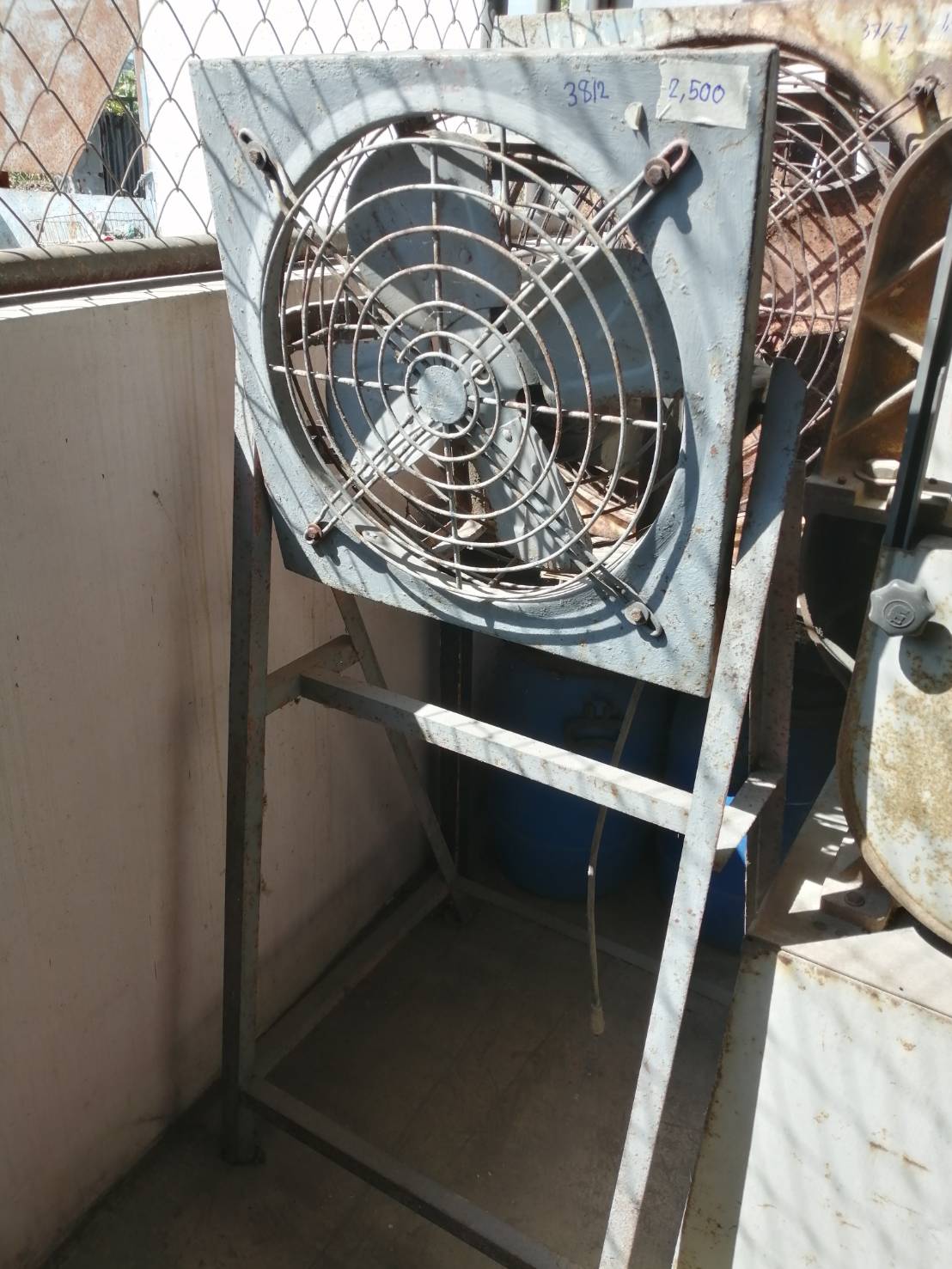 พัดลมใบแดง มีขา