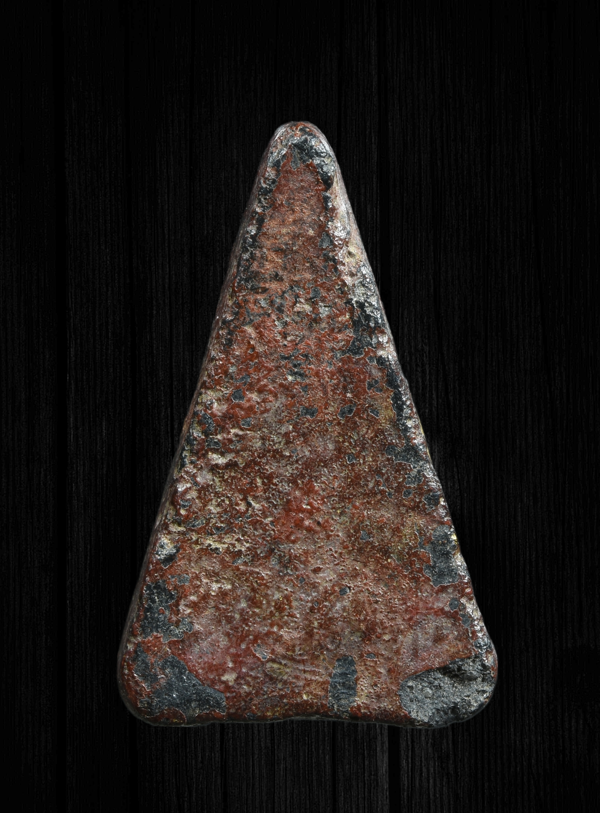 พระนางพญา พิมพ์เข่าโค้ง มีคราบลงรักปิดทอง