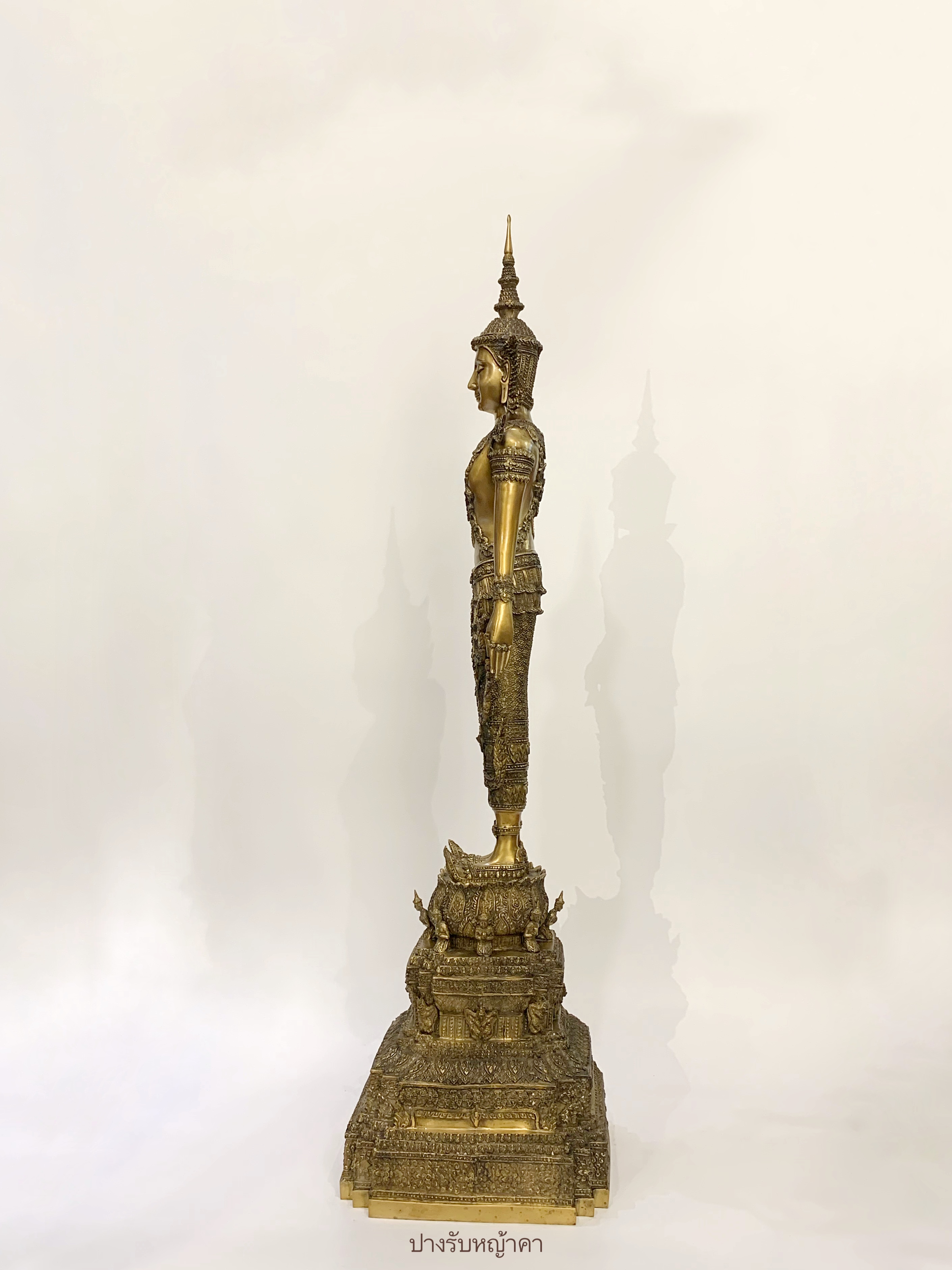 พระพุทธรูป ปางรับหญ้าคา ทรงเครื่องจักรพรรดิ์ หน้าตัก 9 นิ้ว