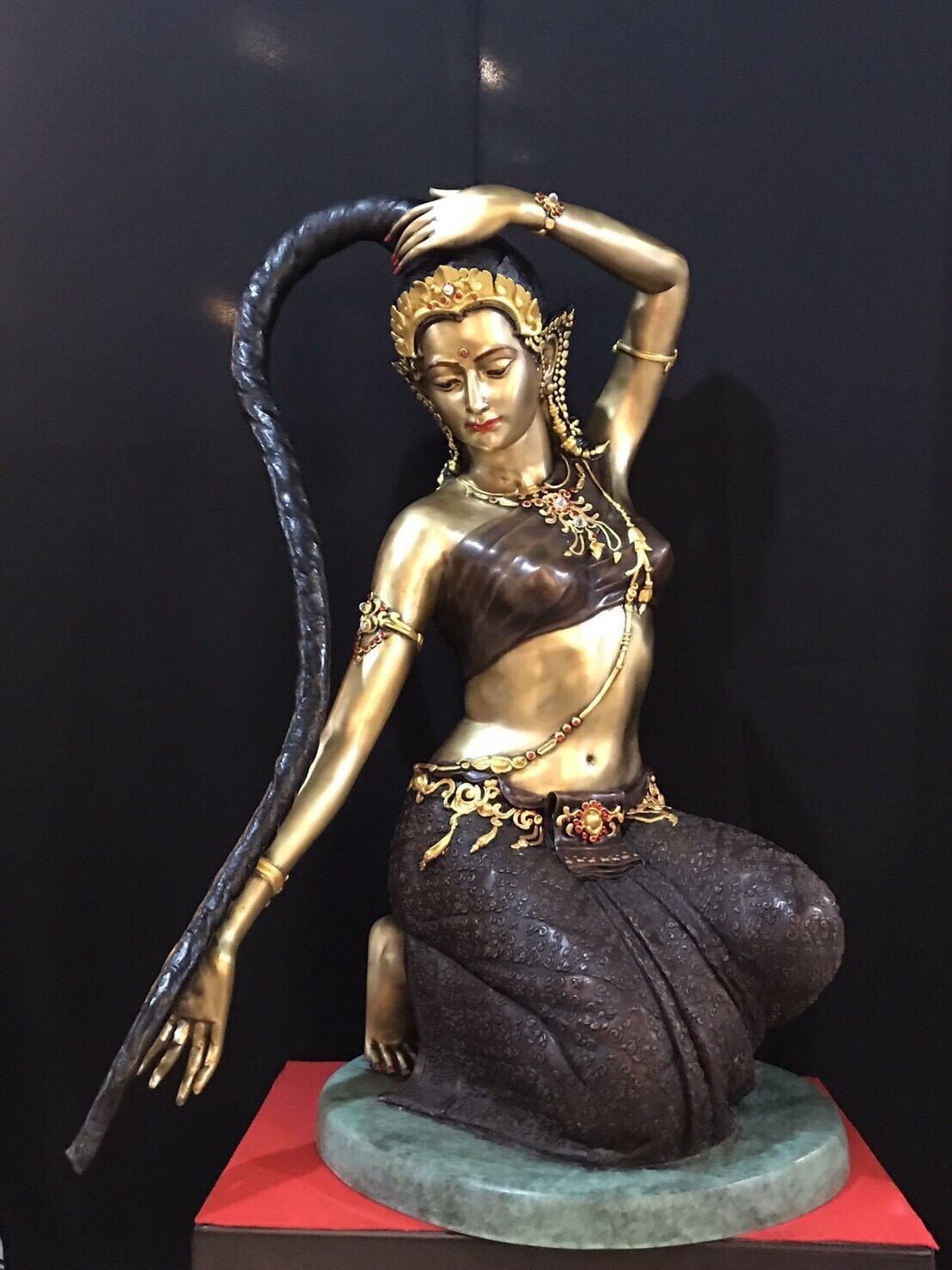 พระแม่ธรณีบีบมวยผม หน้าตัก 30 นิ้ว