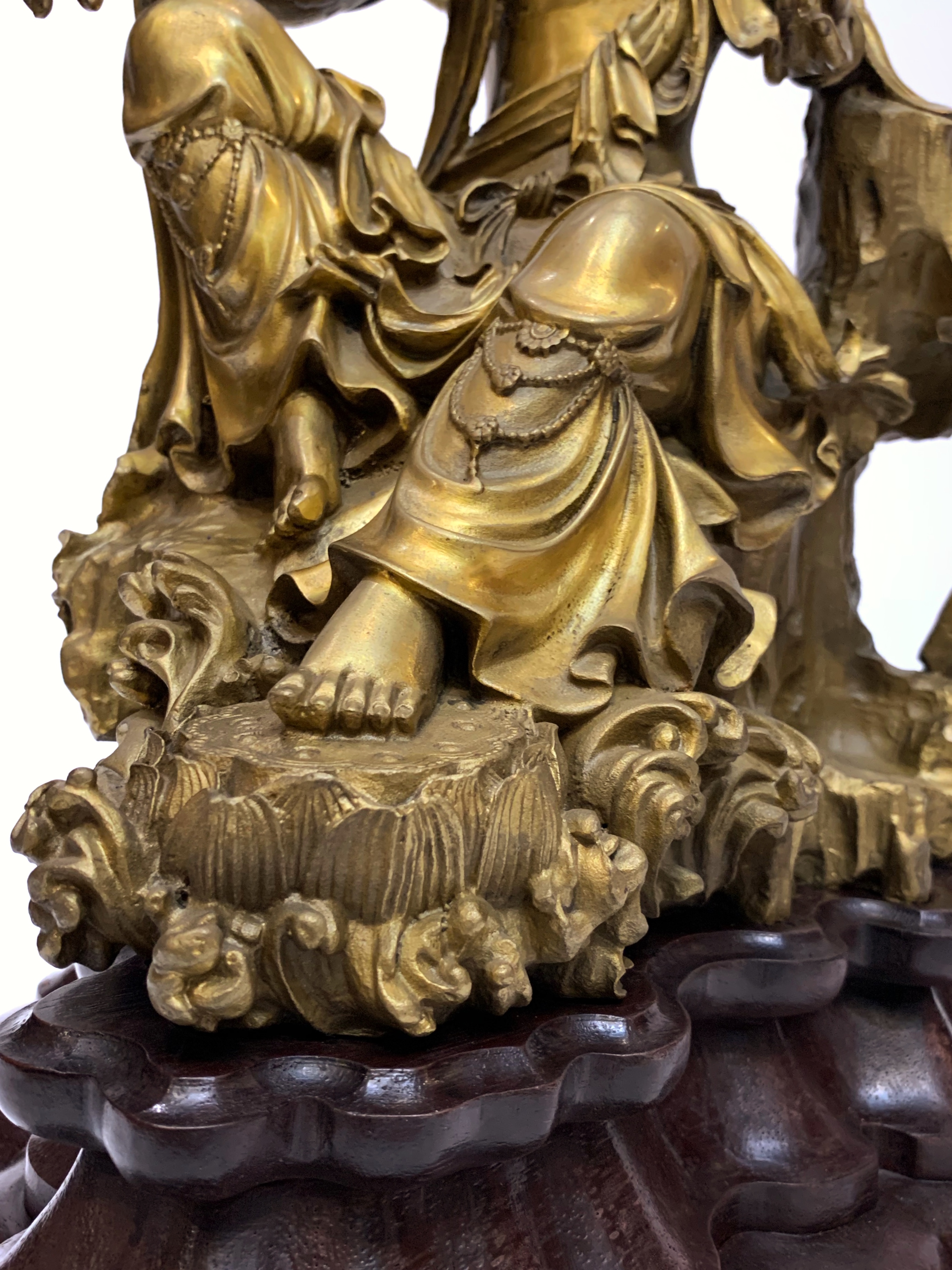 พระโพธิสัตว์กวมอิม พร้อมฐานไม้มะค่า