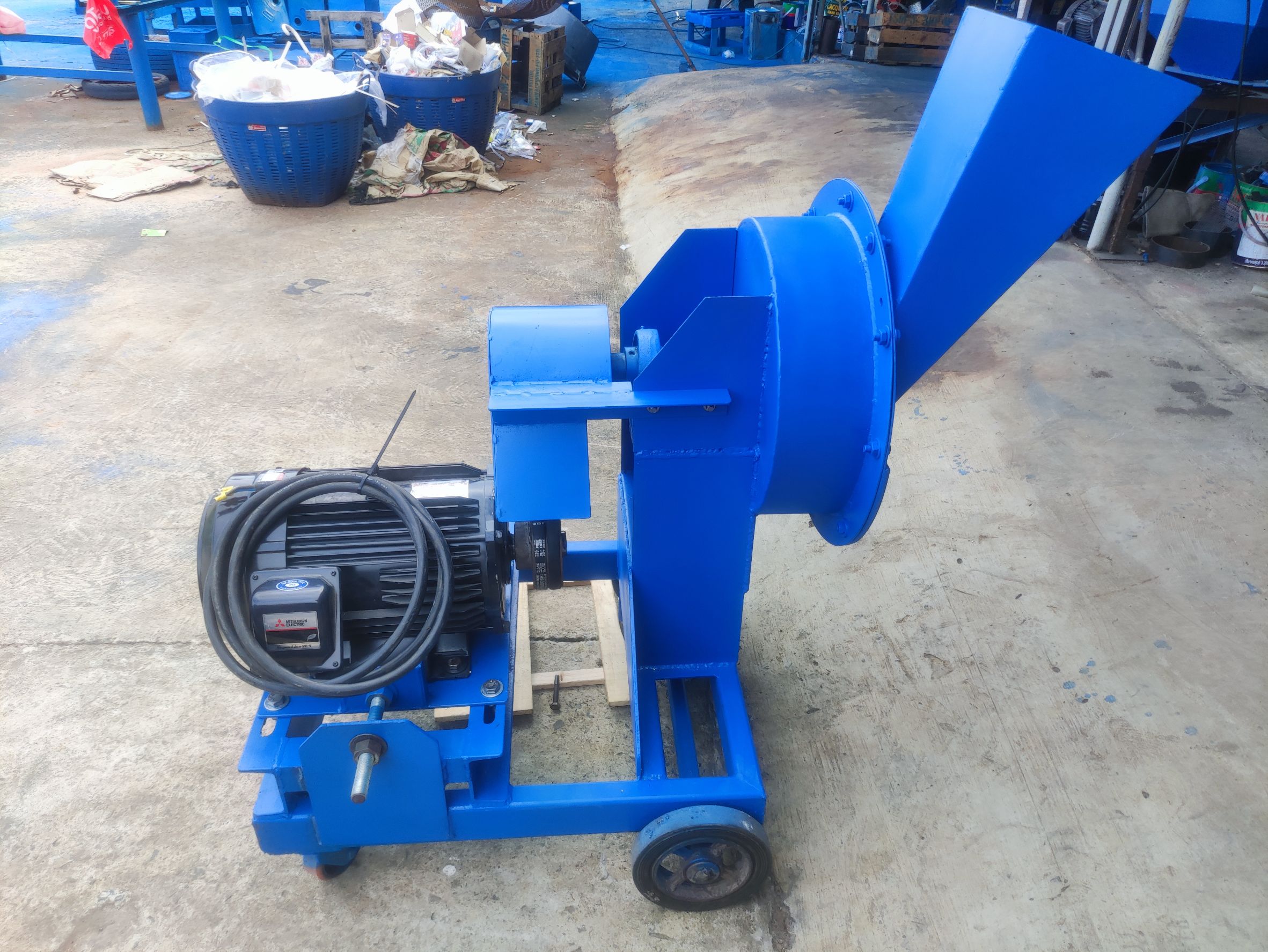เครื่องสับกิ่งไม้ รุ่นใหม่ เครื่องพร้อมมอเตอร์ 10 เเรง ราคาประหยัด