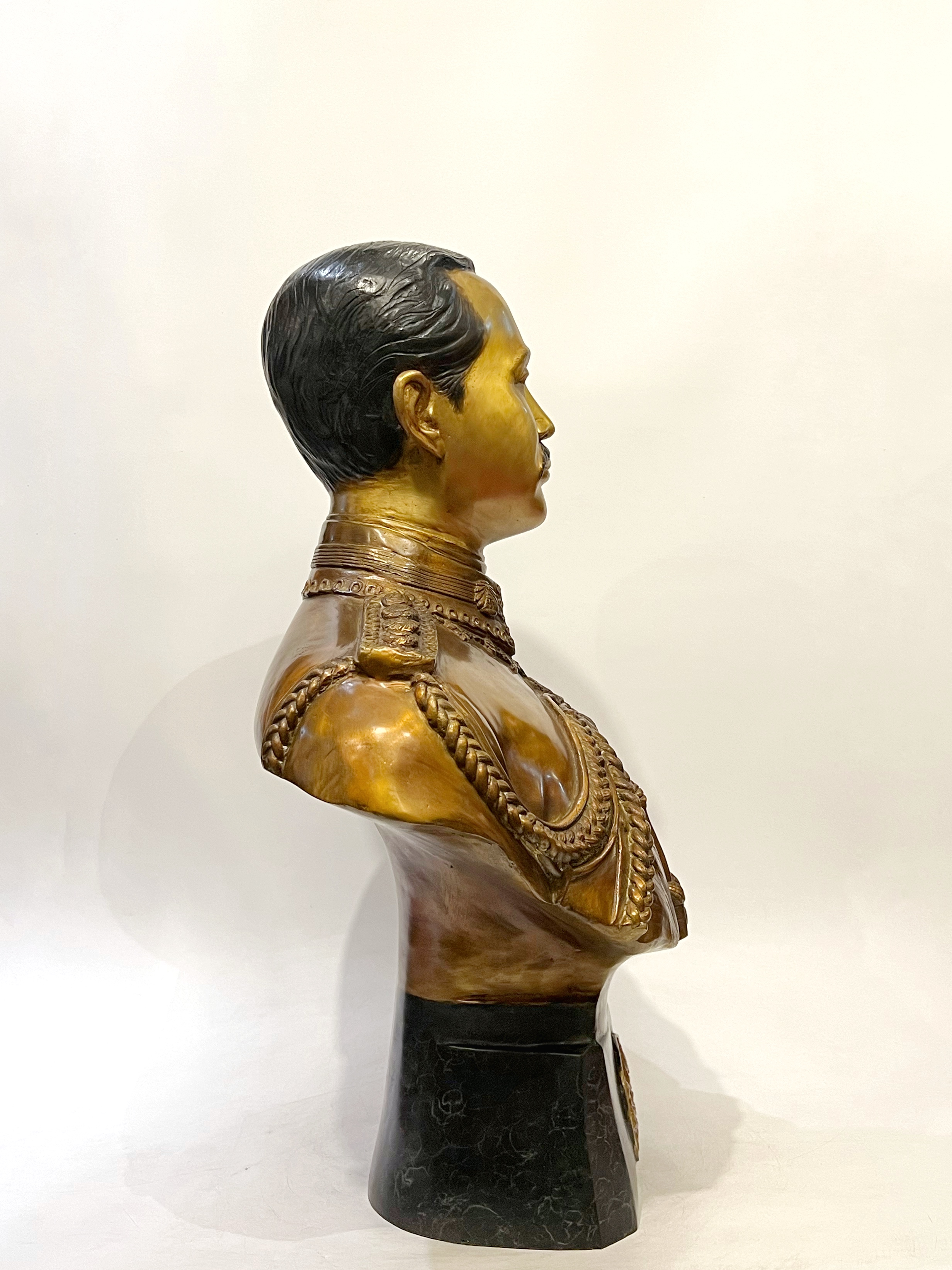 รัชกาลที่ 5 ครึ่งพระองค์ (ขนาดเท่าจริง)