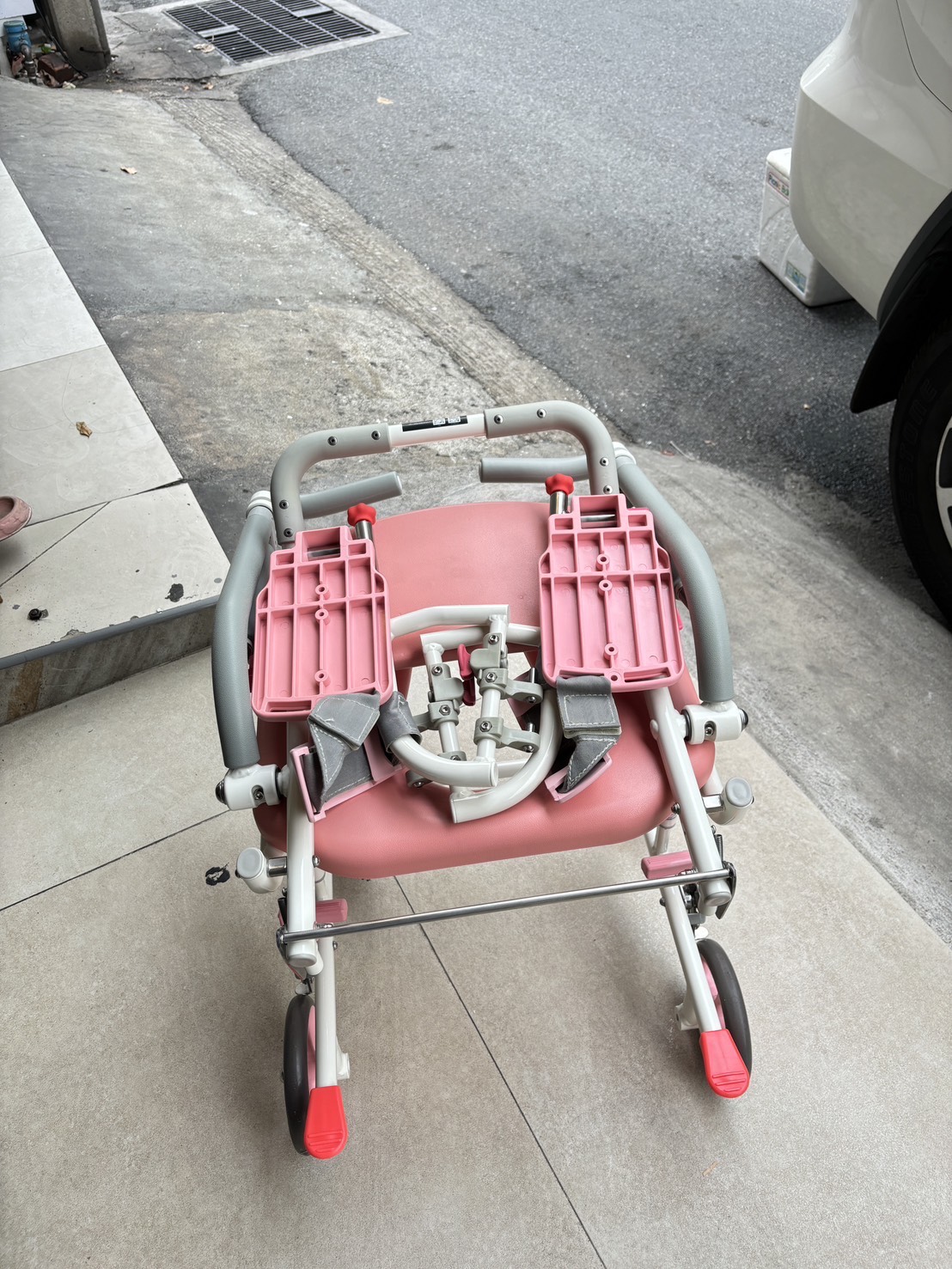 รถเข็นคร่อมสุขภัณฑ์ อาบน้ำ นั่งถ่าย อเนกประสงค์ ยกที่วางแขนเปิดได้ โครงพักเท้าสวิงได้ MATSUNAGA รุ่น SW21W (入浴関連) พับเก็บได้ แบรนด์จากประเทศญี่ปุ่น รับประกันโครงสร้าง 5 ปี (รุ่นยอดนิยม