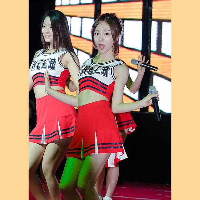 ชุดเชียร์ ชุดเชียร์ลีดเดอร์ ชุดเชียร์กีฬา สีแดง เอวลอย ขลิบดำ สกรีนที่อก กระโปรงทรงทวิส