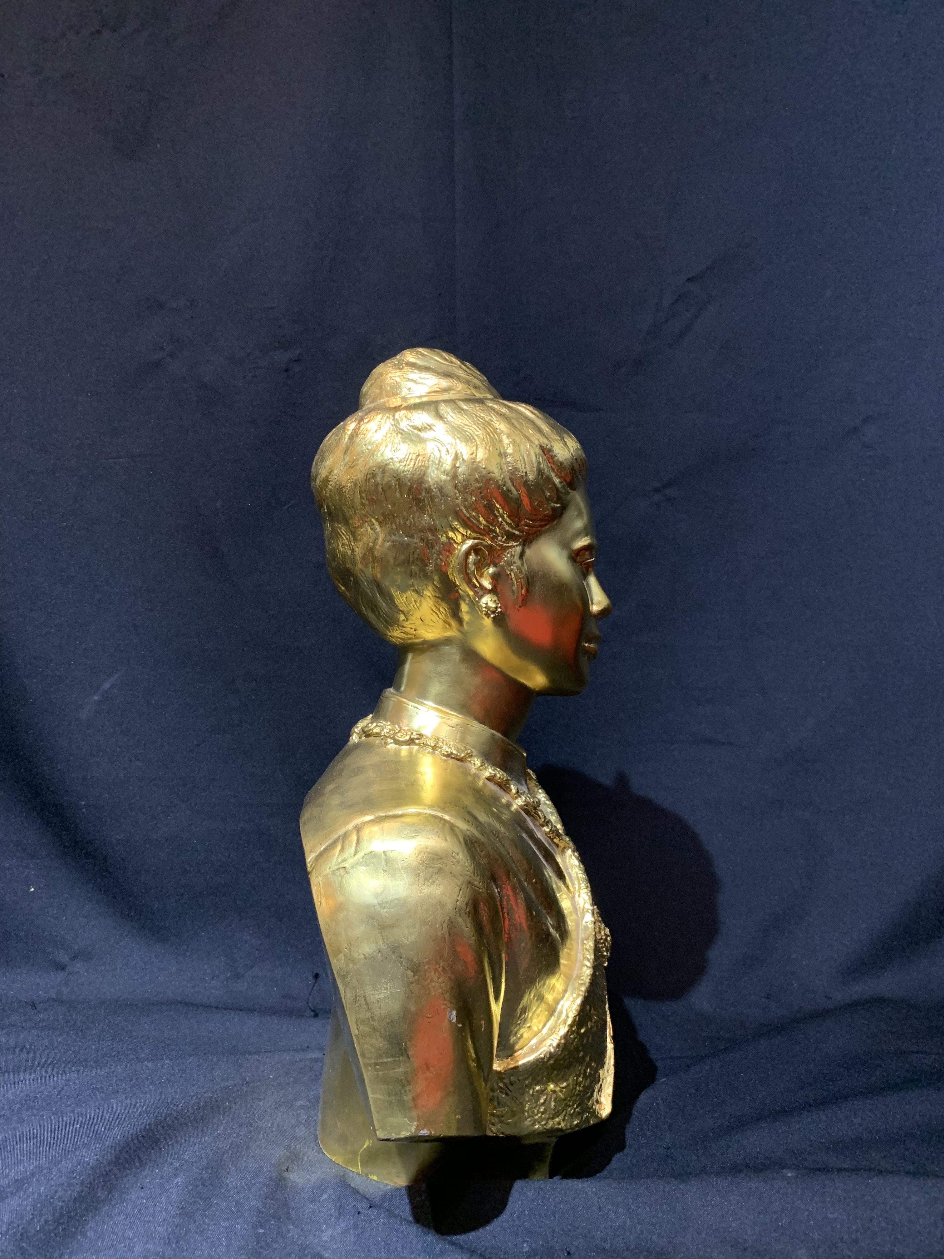 สมเด็จพระนางเจ้าสิริกิติ์ ครึ่งพระองค์