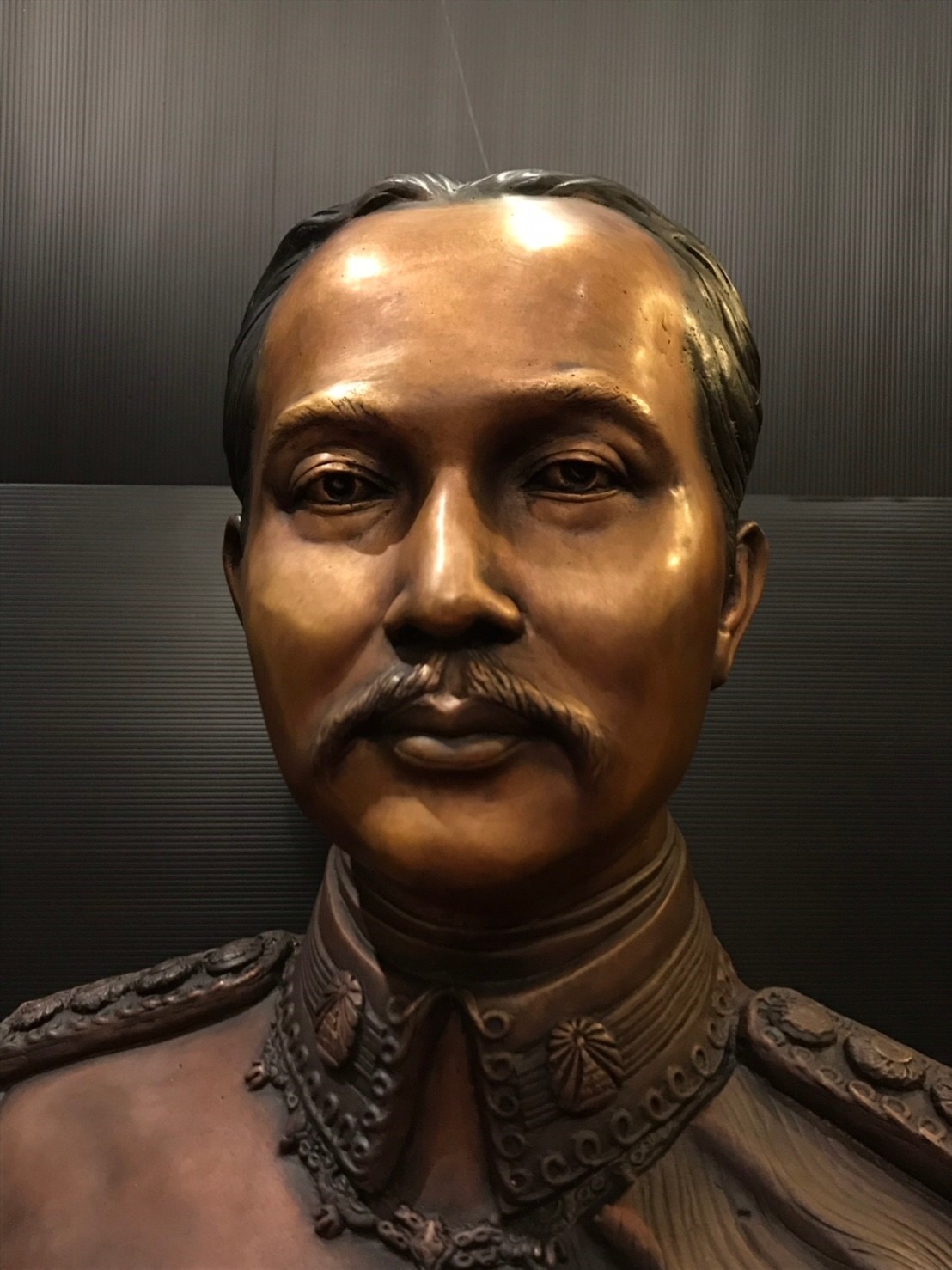 รัชกาลที่ 5 ครึ่งพระองค์ (ขนาดเท่าจริง)