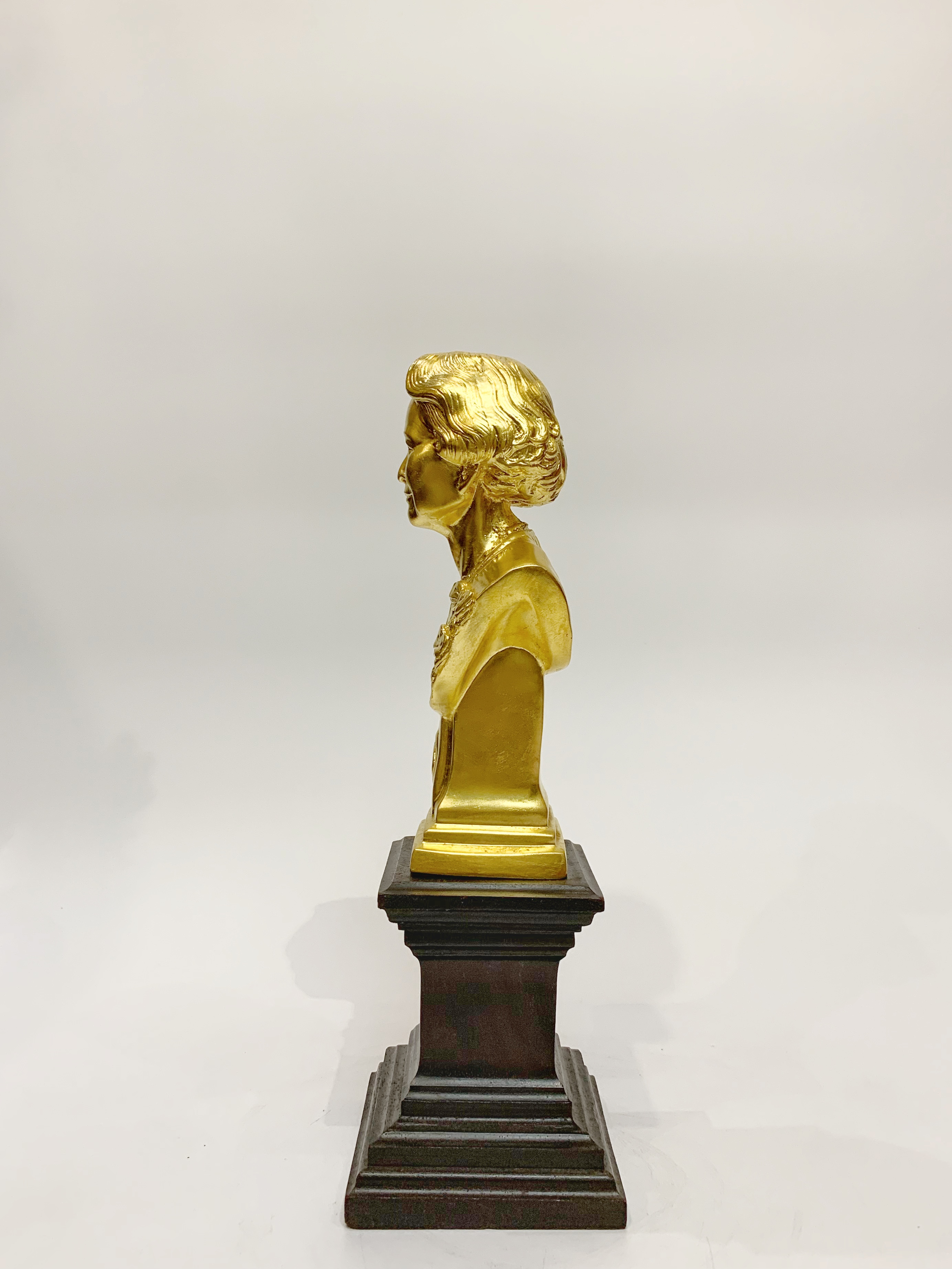 สมเด็จย่า ครึ่งพระองค์ พร้อมฐานไม้มะค่า