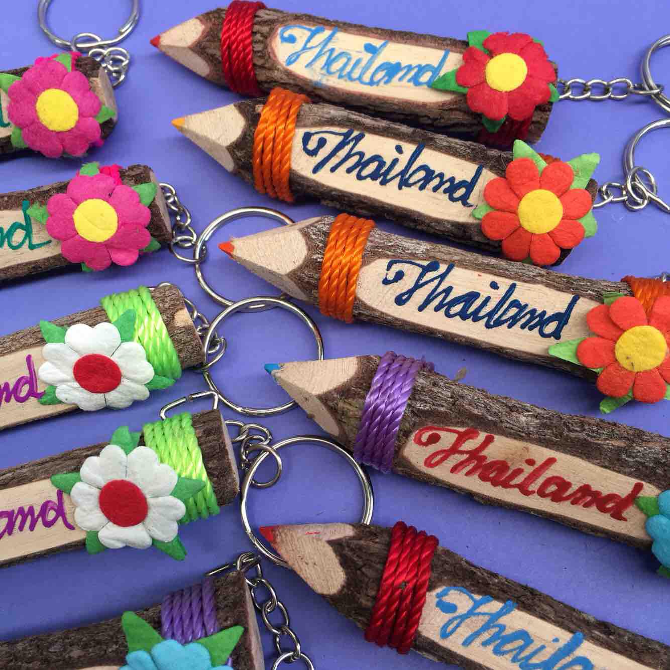 พวงกุญแจ ดินสอไม้ แพค10 ชิ้น ของที่ระลึก ของฝาก งานทำมือ Thailand souvenirs Pack of 10 pieces
