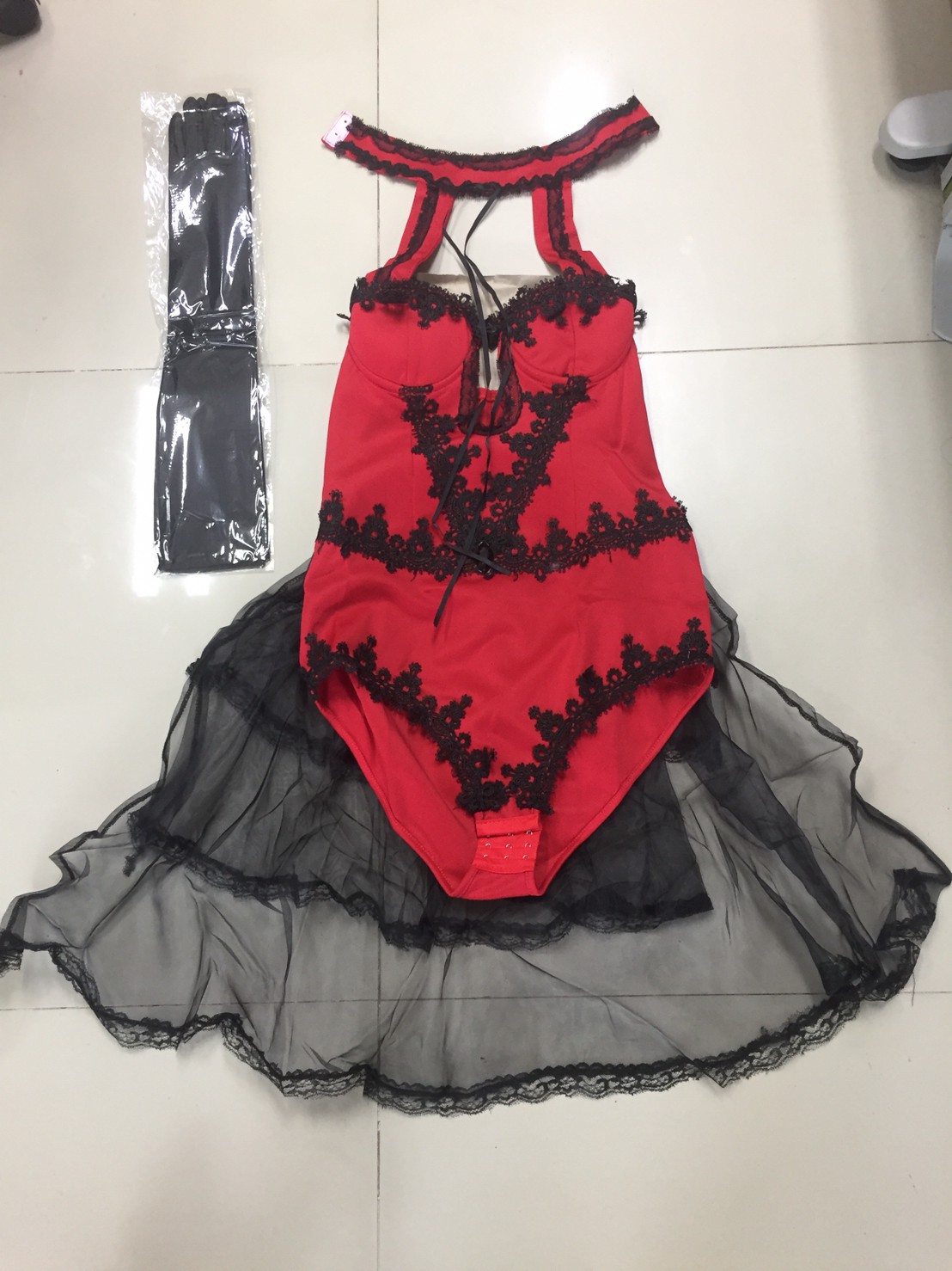 ชุดพีอาร์ พริตตี้ วันพีท สีแดง แต่งลูกไม้ดำ แต่งกระโปรงรูดหางปลาสีดำ