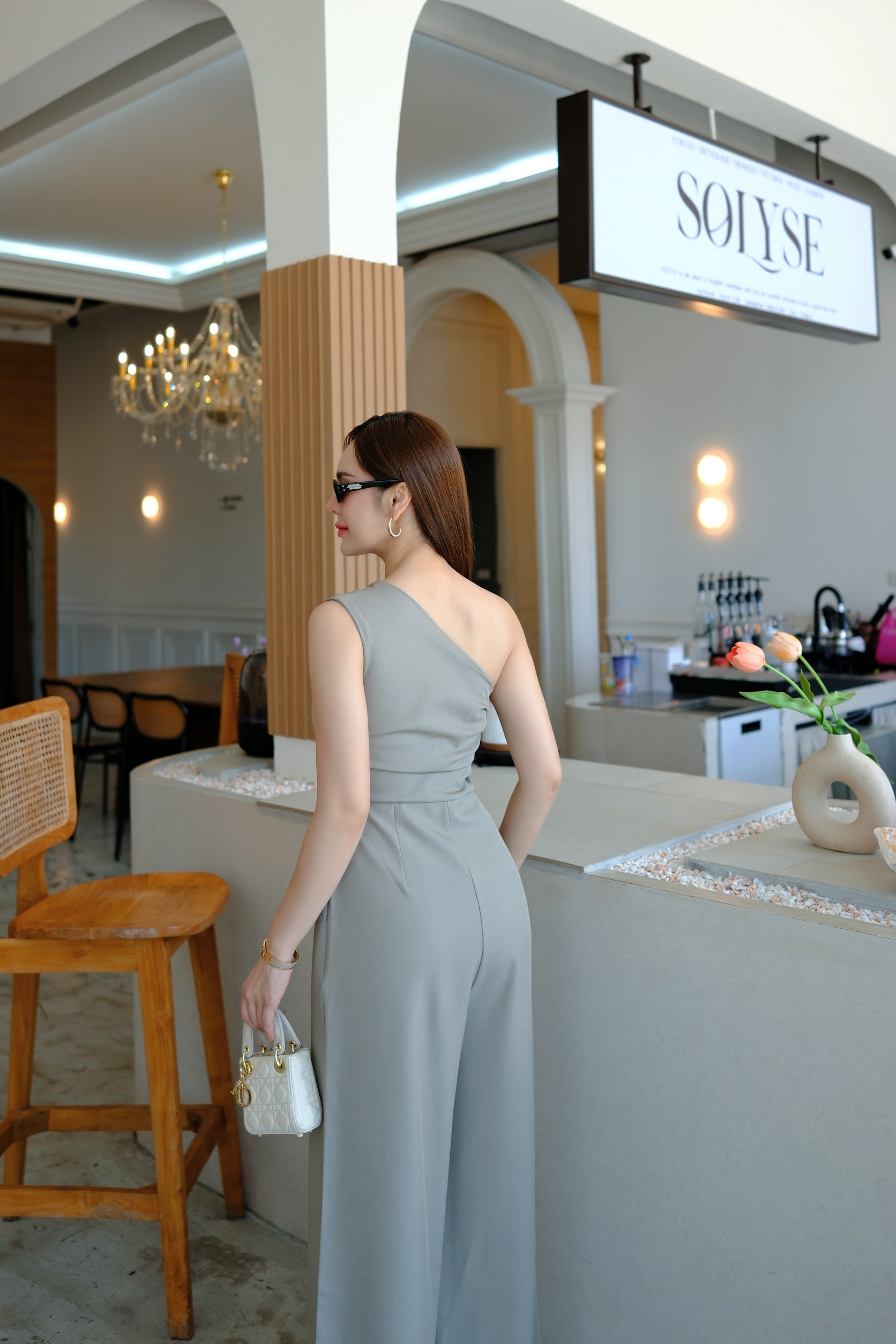 #5512 Eira Jumpsuit จั๊มยาวไหล่เดียว ผ้าดีเนื้อเรียบ ทิ้งตัวสวย ช่วงบนซับในอย่างดี งานเพิ่มกระเป๋าข้างสองฝั่ง Thitiya