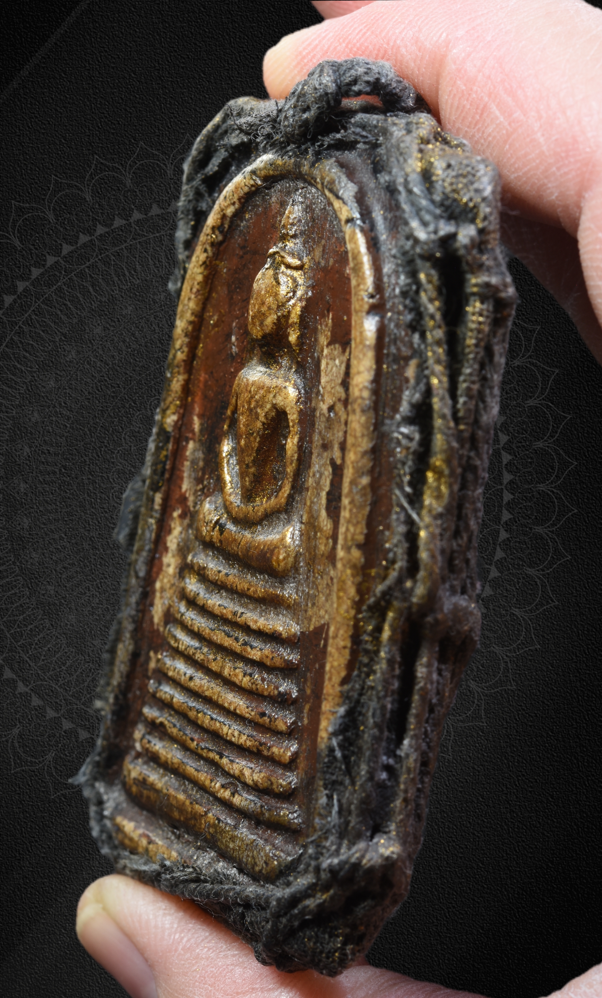 พระสมเด็จหลังก้างปลา ฐานเจดีย์ 9 ชั้น ( องค์ใหญ่ )