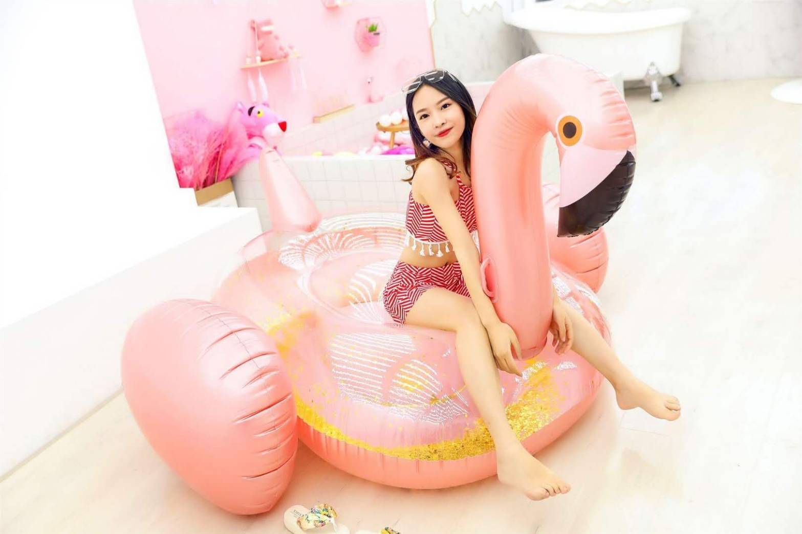 ห่วงยางฟลามิงโก้ กลิตเตอร์ ขนาดใหญ่ Inflatable Giant Flamingo Glitter Pool Float