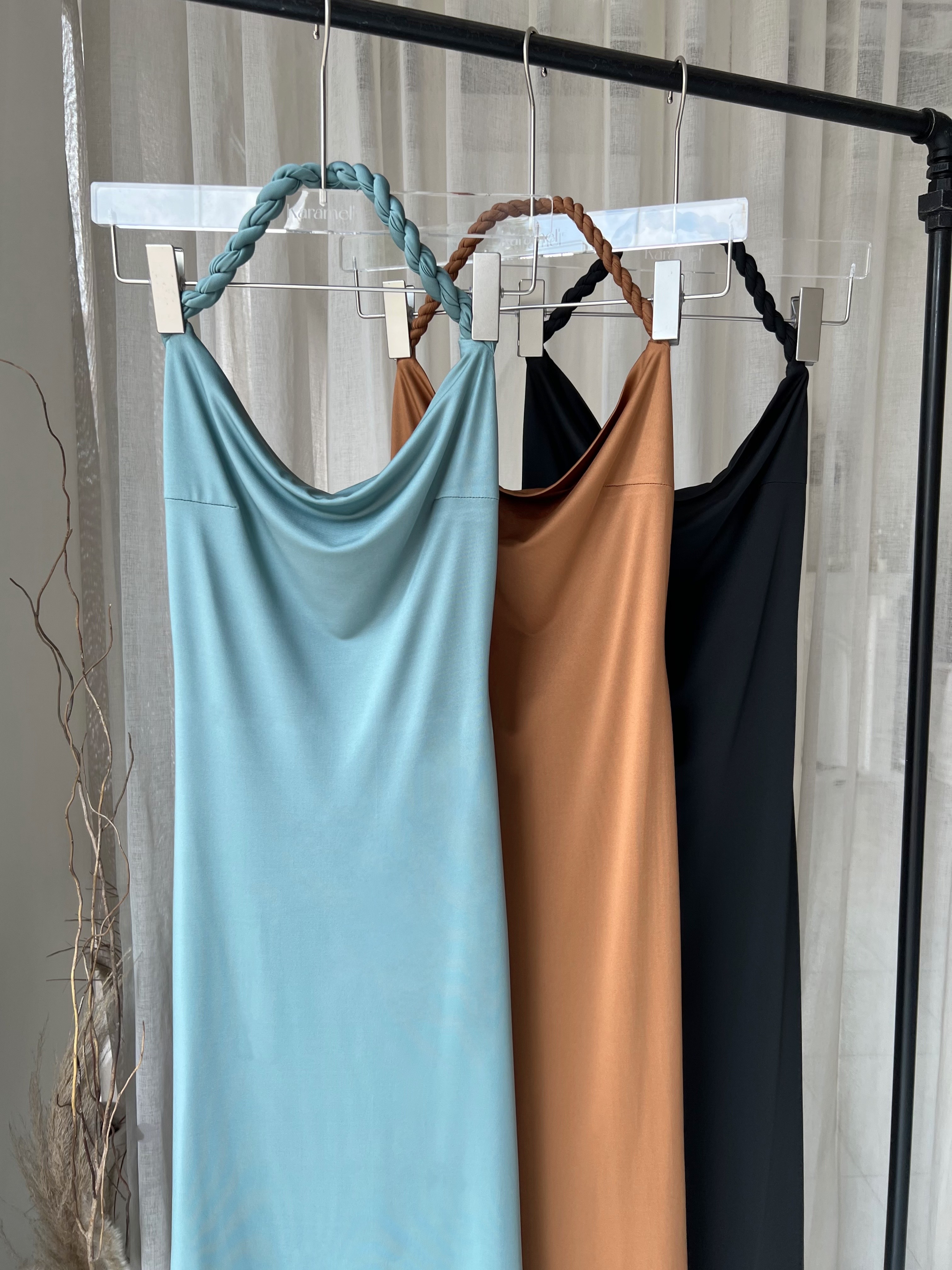 #5100 Canit Dress - เดรสยาวคล้องคอ ทรงคอถ่วงเนื้อผ้าพรีเมี่ยมยืดหยุ่นสูง ชายทรงหางปลาเบาๆ thitiya