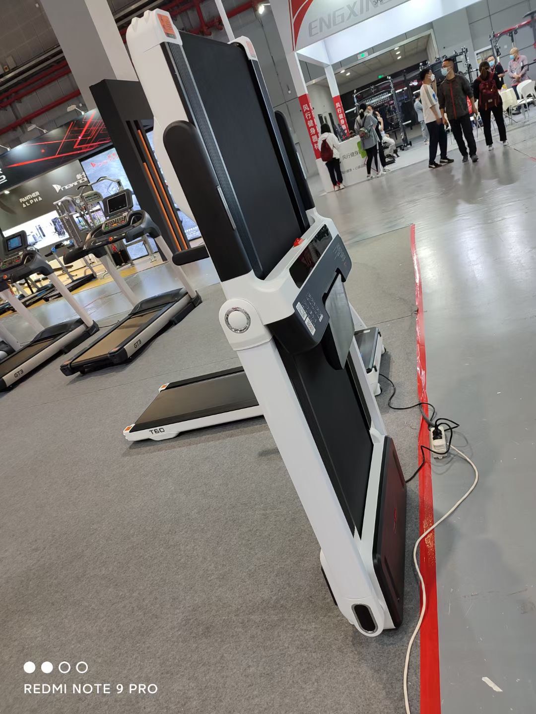 ลูวิ่งไฟฟ้ามอเตอร์3.5แรงม้า T60 Pro World master fitnessเล่น WiFi เชื่อมต่อinternetได้ มอเตอร์DC 3.5แรงม้า รองรับน้ำหนักผู้ใช้135KG