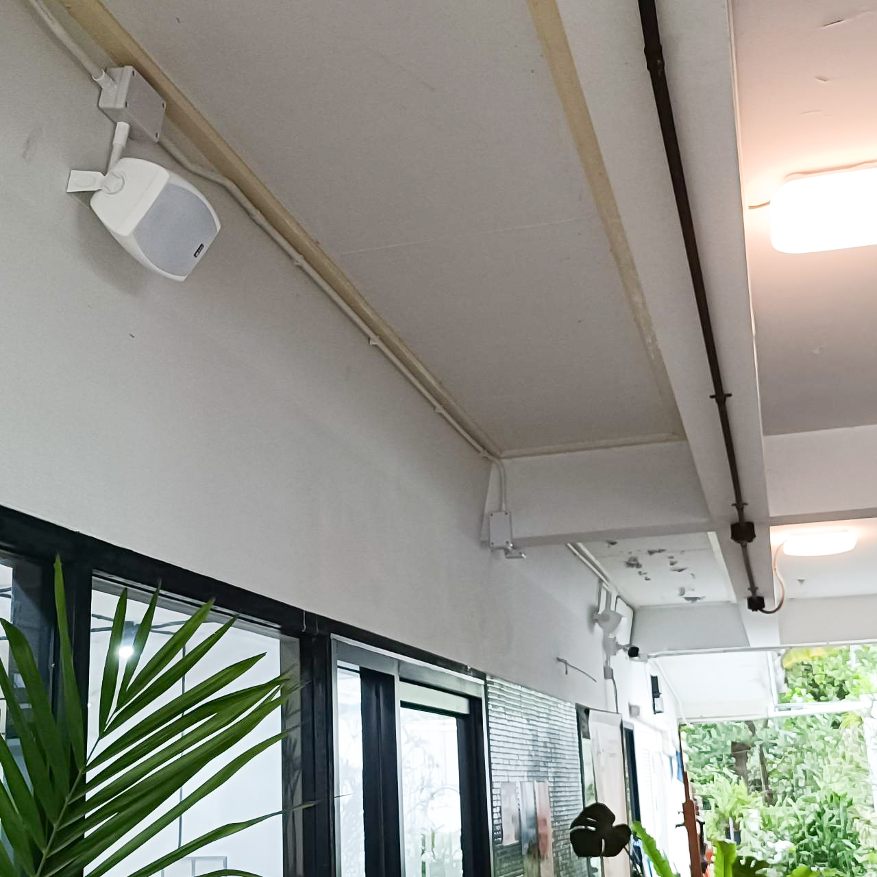 ติดตั้งเครื่องเสียง เดินท่อร้อยสายลำโพง ติดลำโพงตู้ติดผนัง ( Wall Mount Speaker ) จำนวน 6 ใบให้กับ บริษัท แฟคอาร์ตเซ็นเตอร์ จำกัด ( FAC )