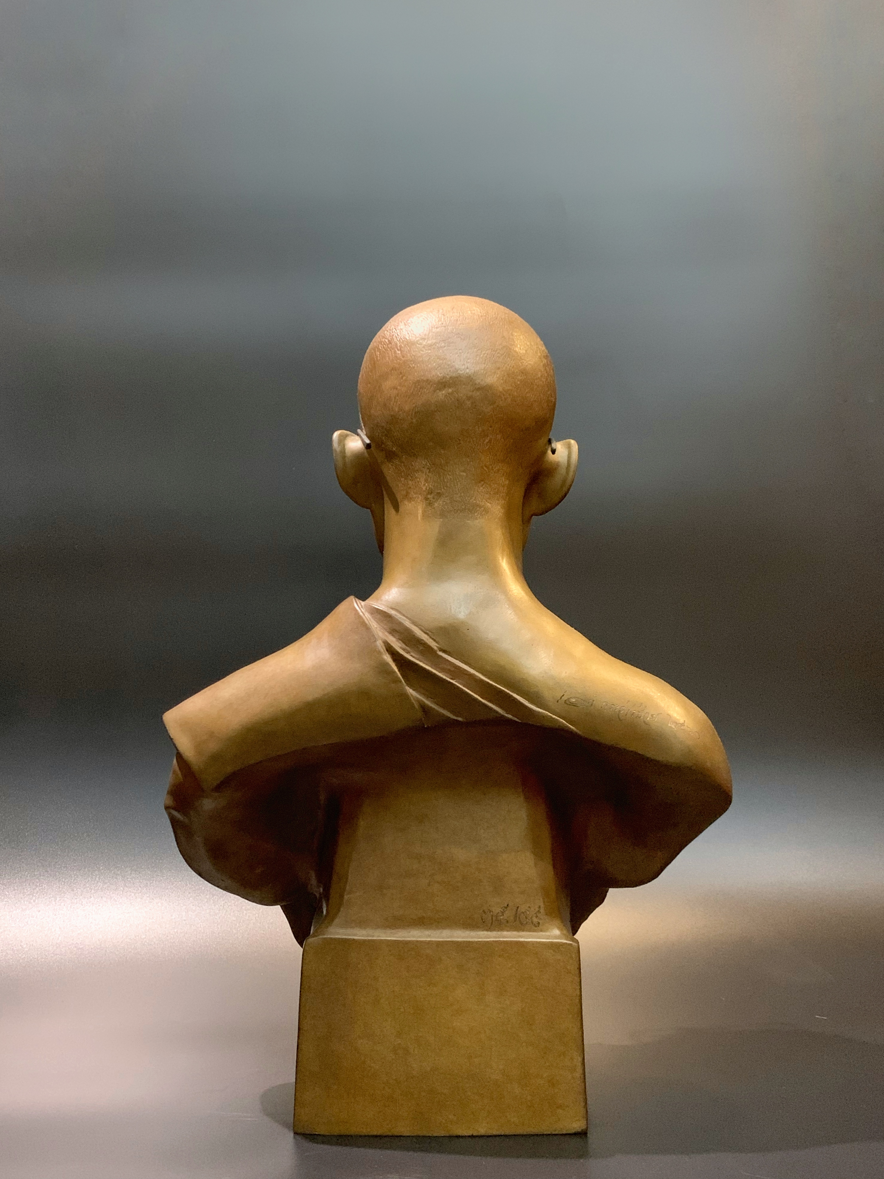 รัชกาลที่ 9 ทรงผนวช (องค์กลาง หมายเลข 35)