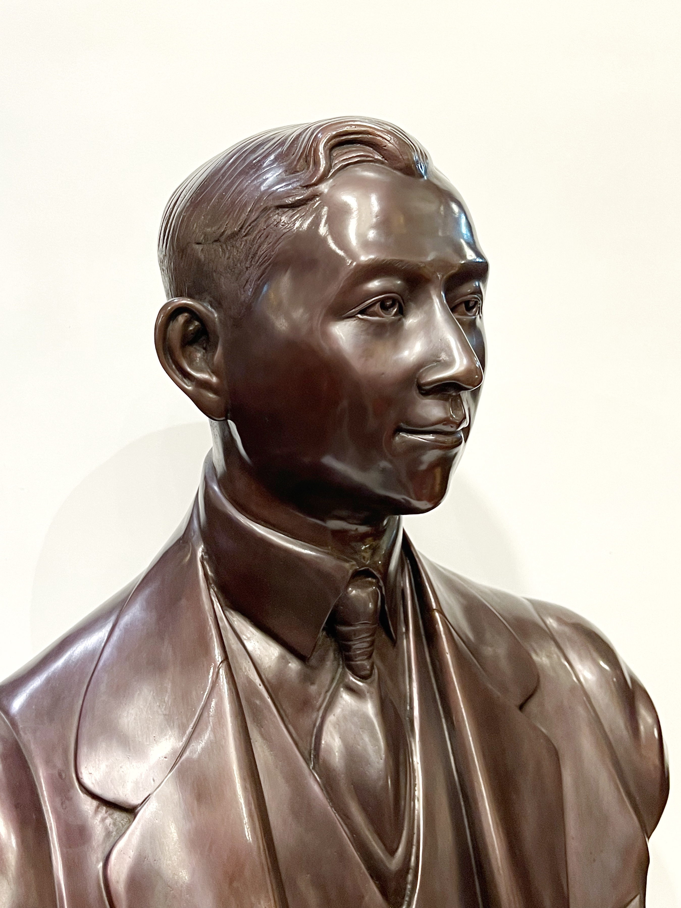 พระบิดา : สมเด็จพระมหิตลาธิเบศรฯ ครึ่งพระองค์