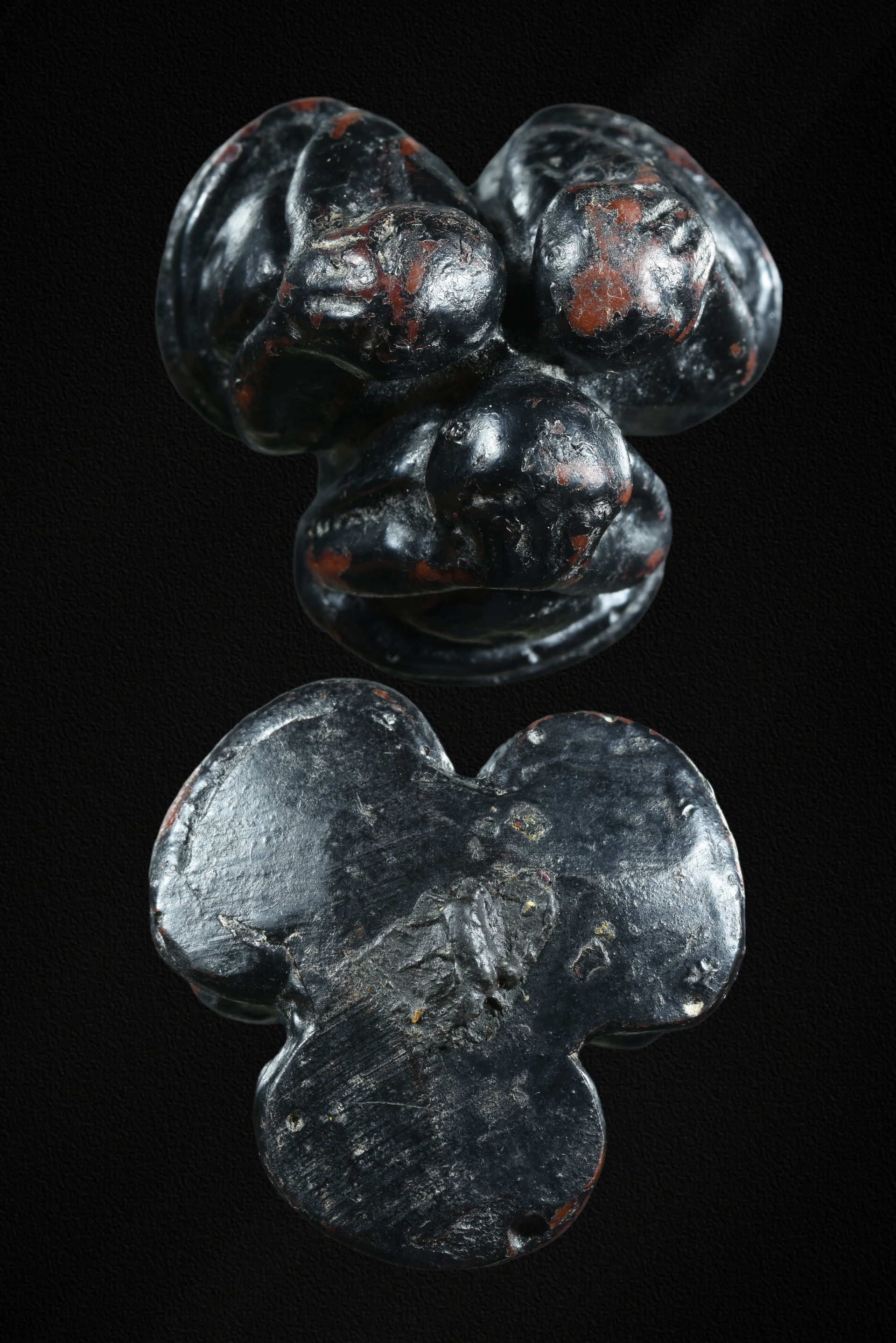 พระปิดตาสามเกลอ เนื้อผงคลุกรัก