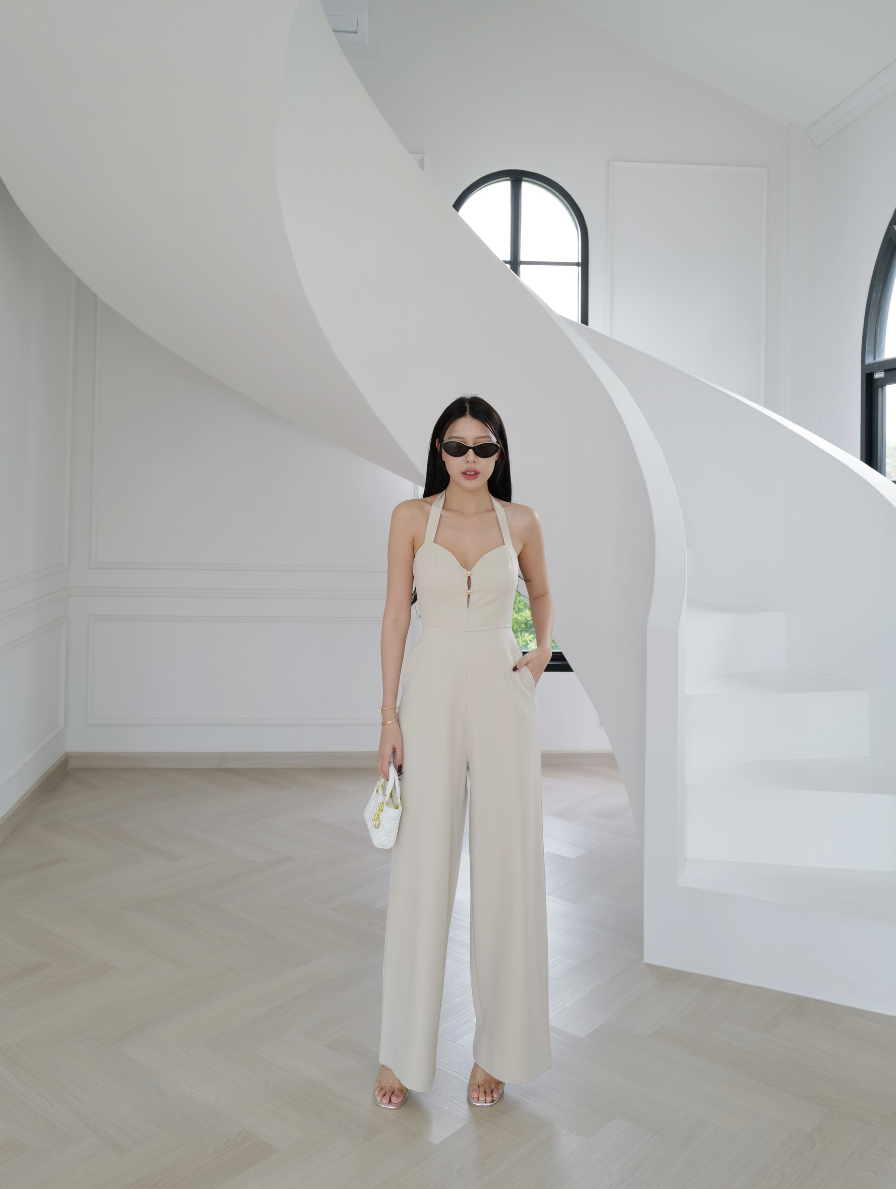 #9876 ชุดจั้มยาวขากระบอบผูกคอ แต่งกระดุมหน้า ทรงอกมีความเว้ารับอก intuon