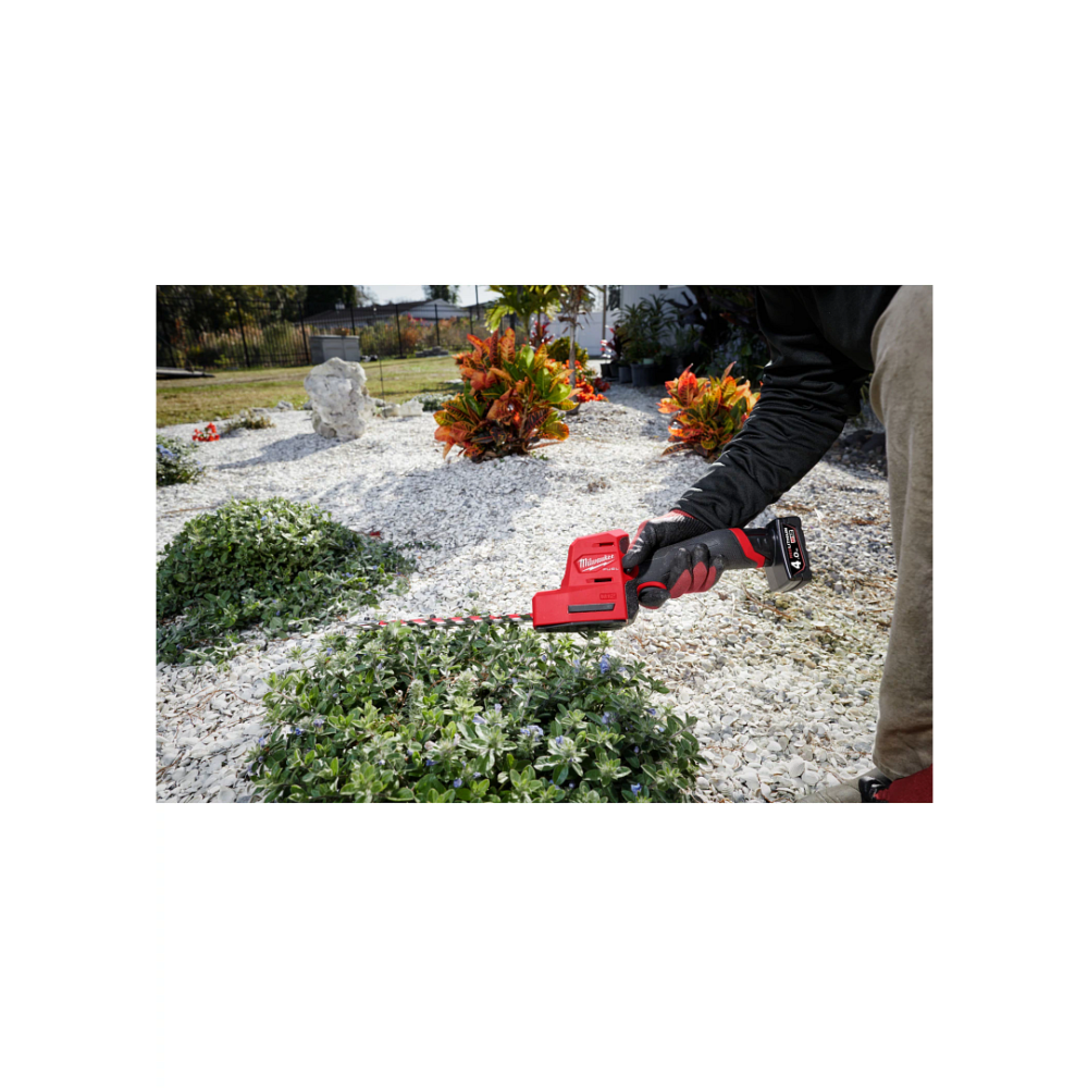 MILWAUKEE รุ่น M12 FHT20-402 เครื่องตัดแต่งพุ่มไม้ไร้สาย 12 โวลต์ พร้อมเครื่องชาร์จและแบต 12V@4.0AH x 2 ก้อน