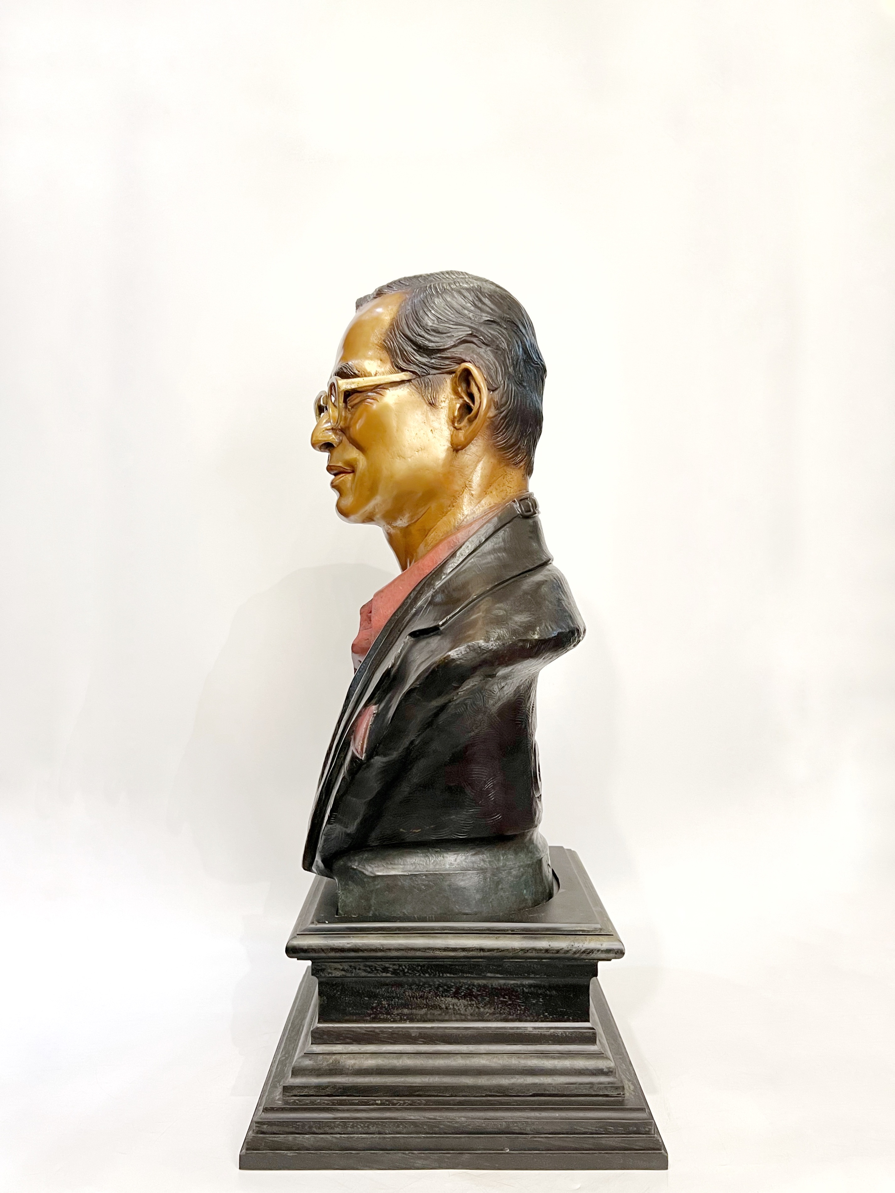 รัชกาลที่ 9 ครึ่งพระองค์ พร้อมฐานไม้มะค่า