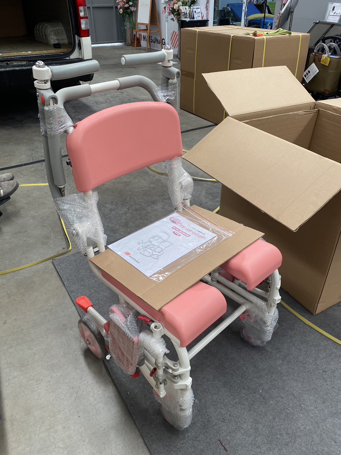 รถเข็นคร่อมสุขภัณฑ์ อาบน้ำ นั่งถ่าย อเนกประสงค์ ยกที่วางแขนเปิดได้ โครงพักเท้าสวิงได้ MATSUNAGA รุ่น SW21W (入浴関連) พับเก็บได้ แบรนด์จากประเทศญี่ปุ่น รับประกันโครงสร้าง 5 ปี (รุ่นยอดนิยม