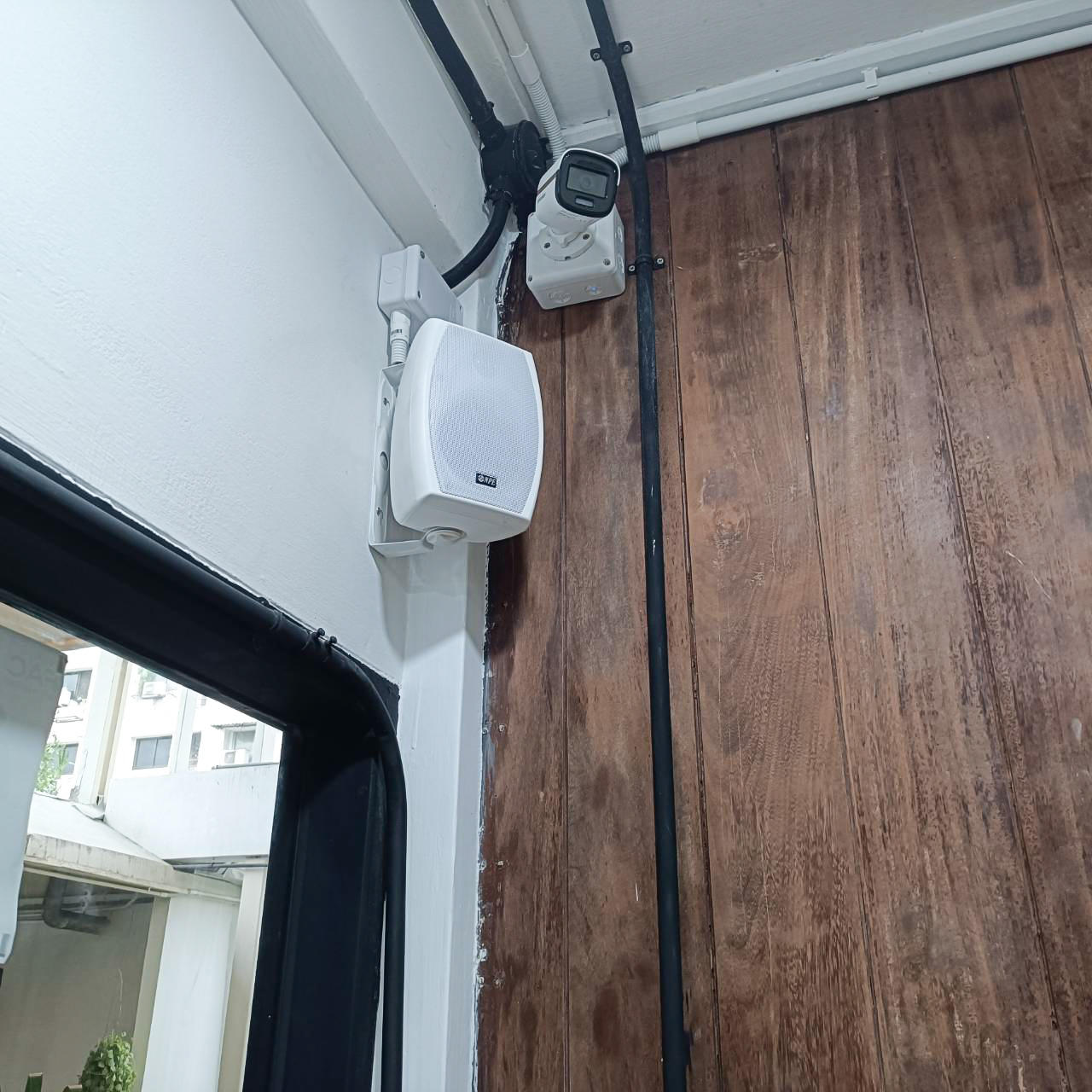 ติดตั้งเครื่องเสียง เดินท่อร้อยสายลำโพง ติดลำโพงตู้ติดผนัง ( Wall Mount Speaker ) จำนวน 6 ใบให้กับ บริษัท แฟคอาร์ตเซ็นเตอร์ จำกัด ( FAC )