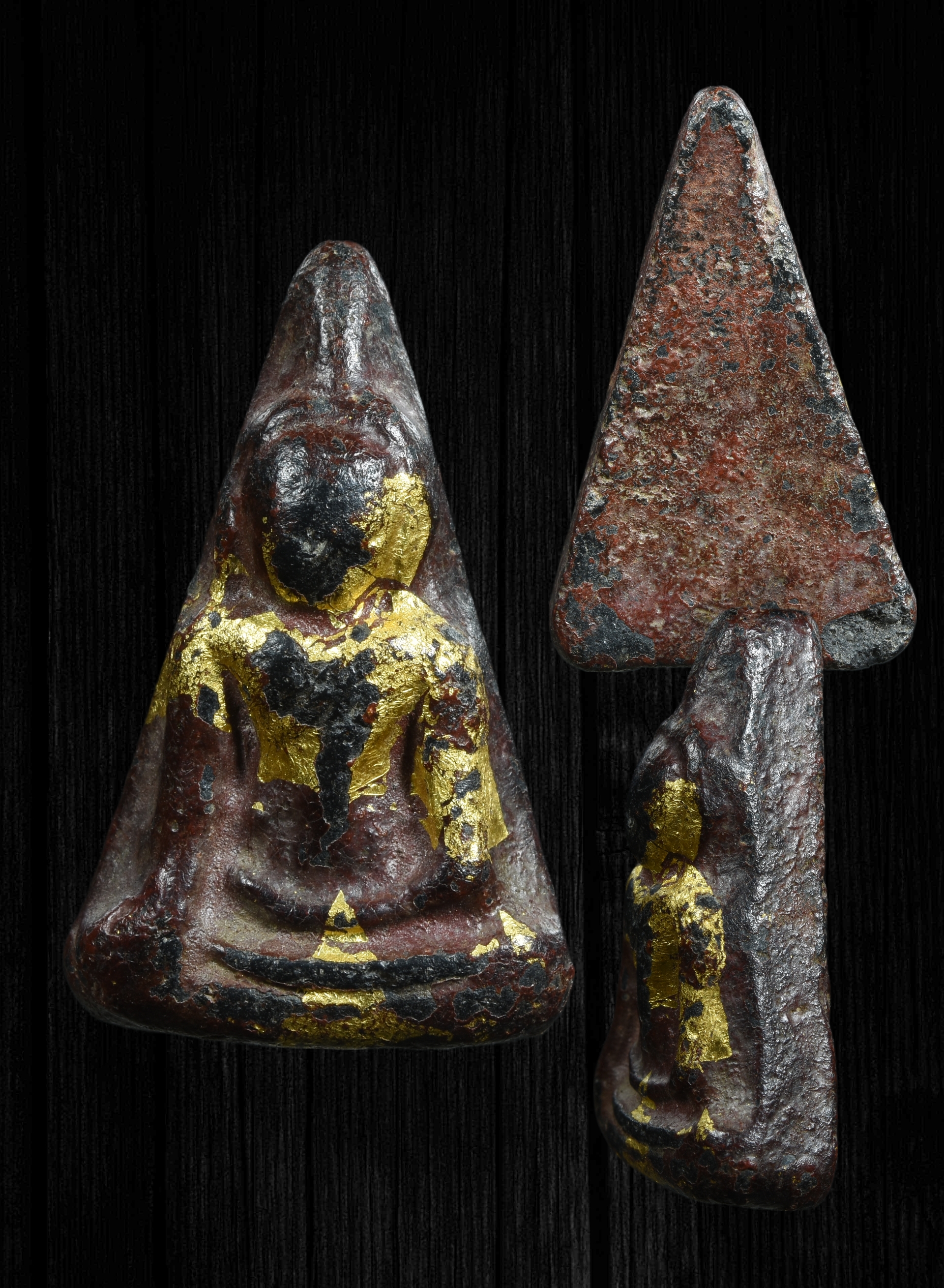 พระนางพญา พิมพ์เข่าโค้ง มีคราบลงรักปิดทอง