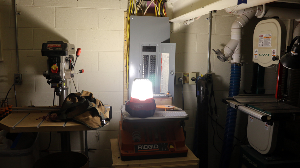 MILWAUKEE รุ่น M18 TAL-501 ไฟส่องพื้นที่ 360 องศา และส่องแสงกระจาย 90 องศาแรงดัน 18 โวลท์ พร้อมแท่นชาร์จและแบต 5.0AH x 1 ก้อน