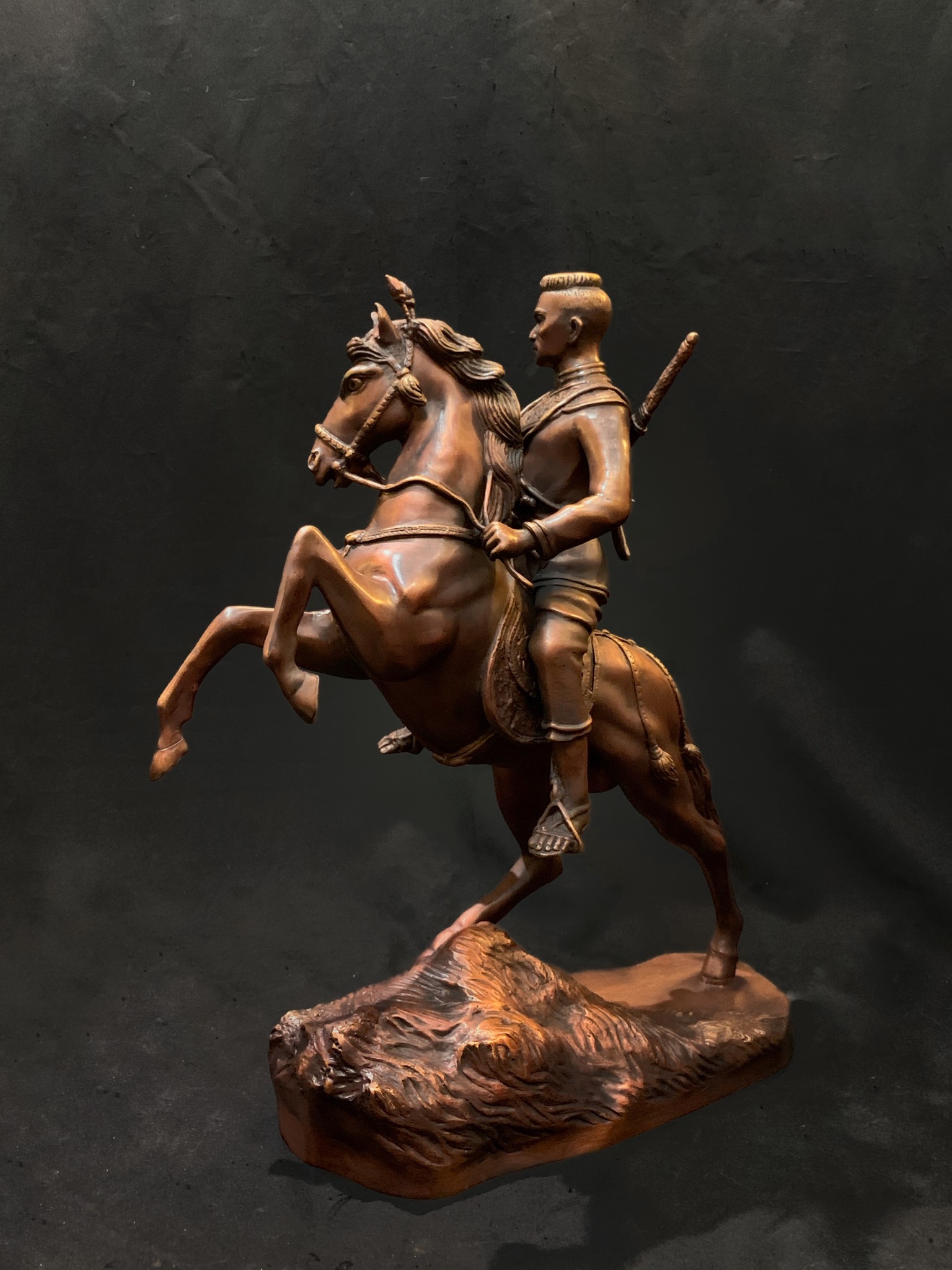 พระนเรศวรมหาราช ปราบไพรี หน้าตัก 9 นิ้ว (ทรงดาบ)