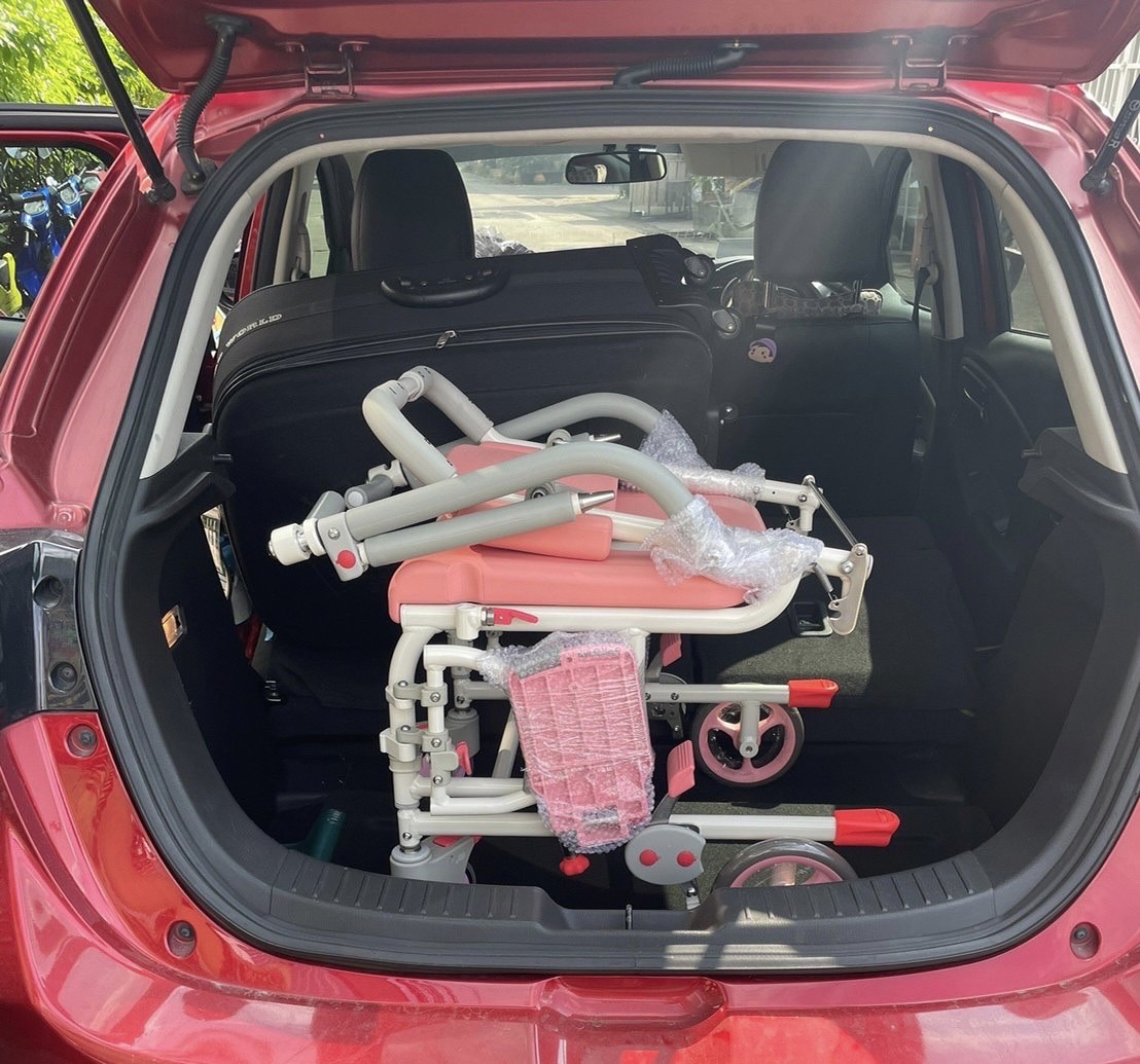 รถเข็นคร่อมสุขภัณฑ์ อาบน้ำ นั่งถ่าย อเนกประสงค์ ยกที่วางแขนเปิดได้ โครงพักเท้าสวิงได้ MATSUNAGA รุ่น SW21W (入浴関連) พับเก็บได้ แบรนด์จากประเทศญี่ปุ่น รับประกันโครงสร้าง 5 ปี (รุ่นยอดนิยม