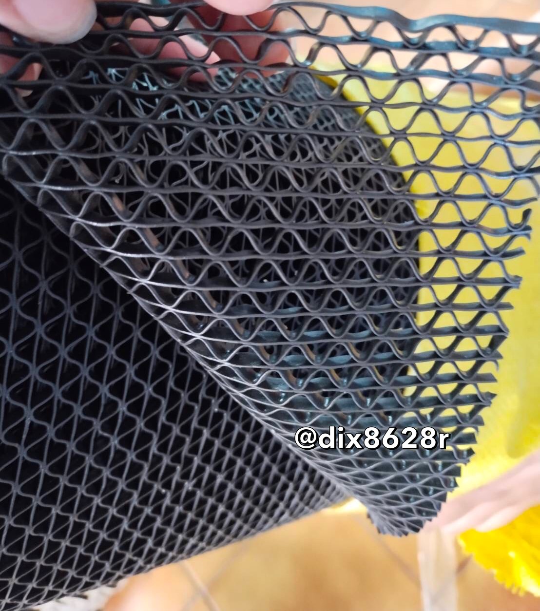 แผ่นกันลื่น สีดำ หนา4-4.5mm. หน้ากว้าง 90 cm.ตัดขาย เมตรละ 299 บาท