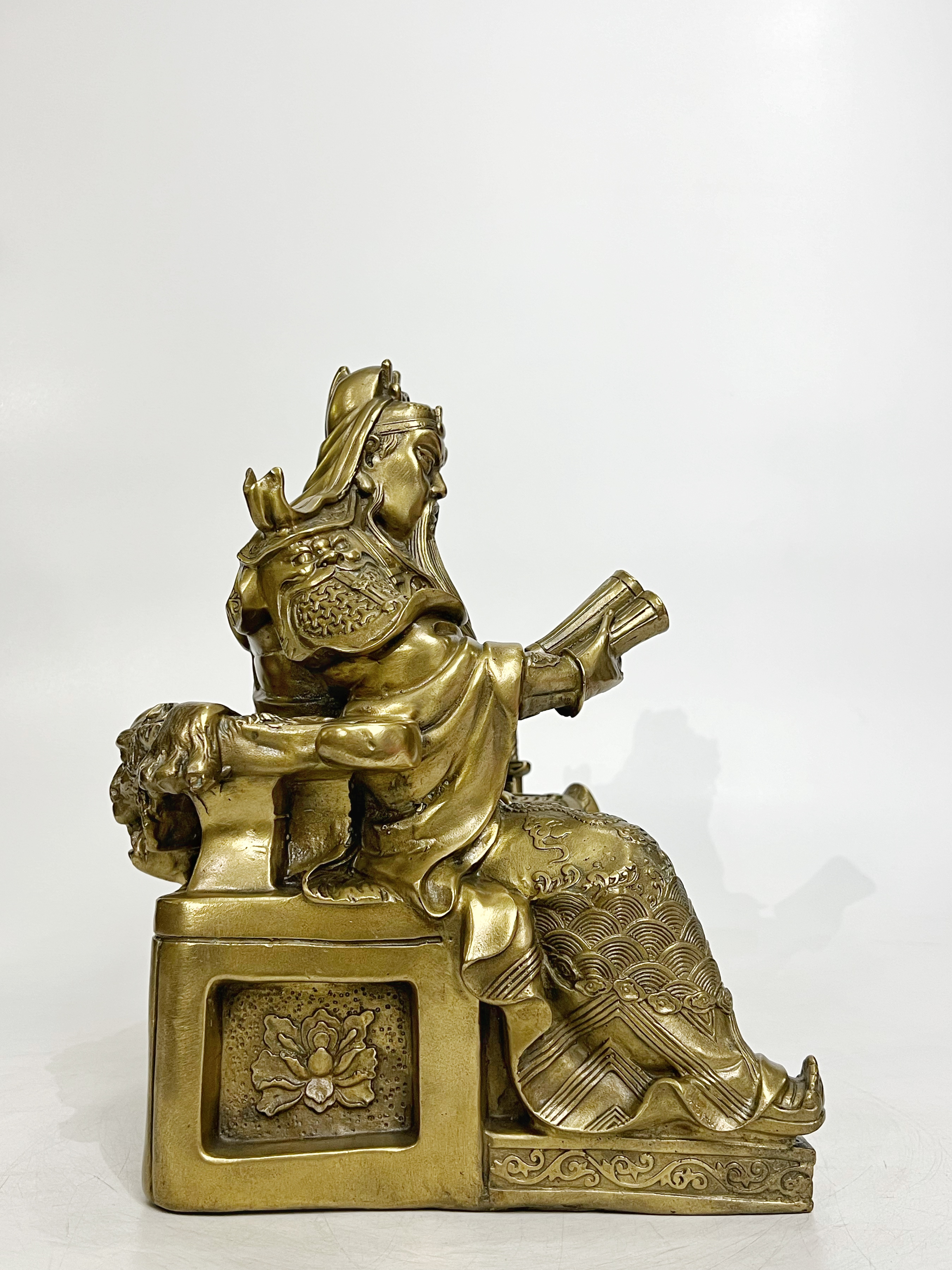 เทพเจ้ากวนอู ปางนั่งอ่านตำราพิชัยสงคราม หน้าตัก 8 นิ้ว