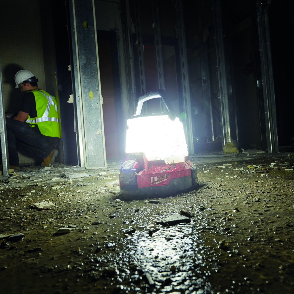 MILWAUKEE รุ่น M18 TAL-501 ไฟส่องพื้นที่ 360 องศา และส่องแสงกระจาย 90 องศาแรงดัน 18 โวลท์ พร้อมแท่นชาร์จและแบต 5.0AH x 1 ก้อน