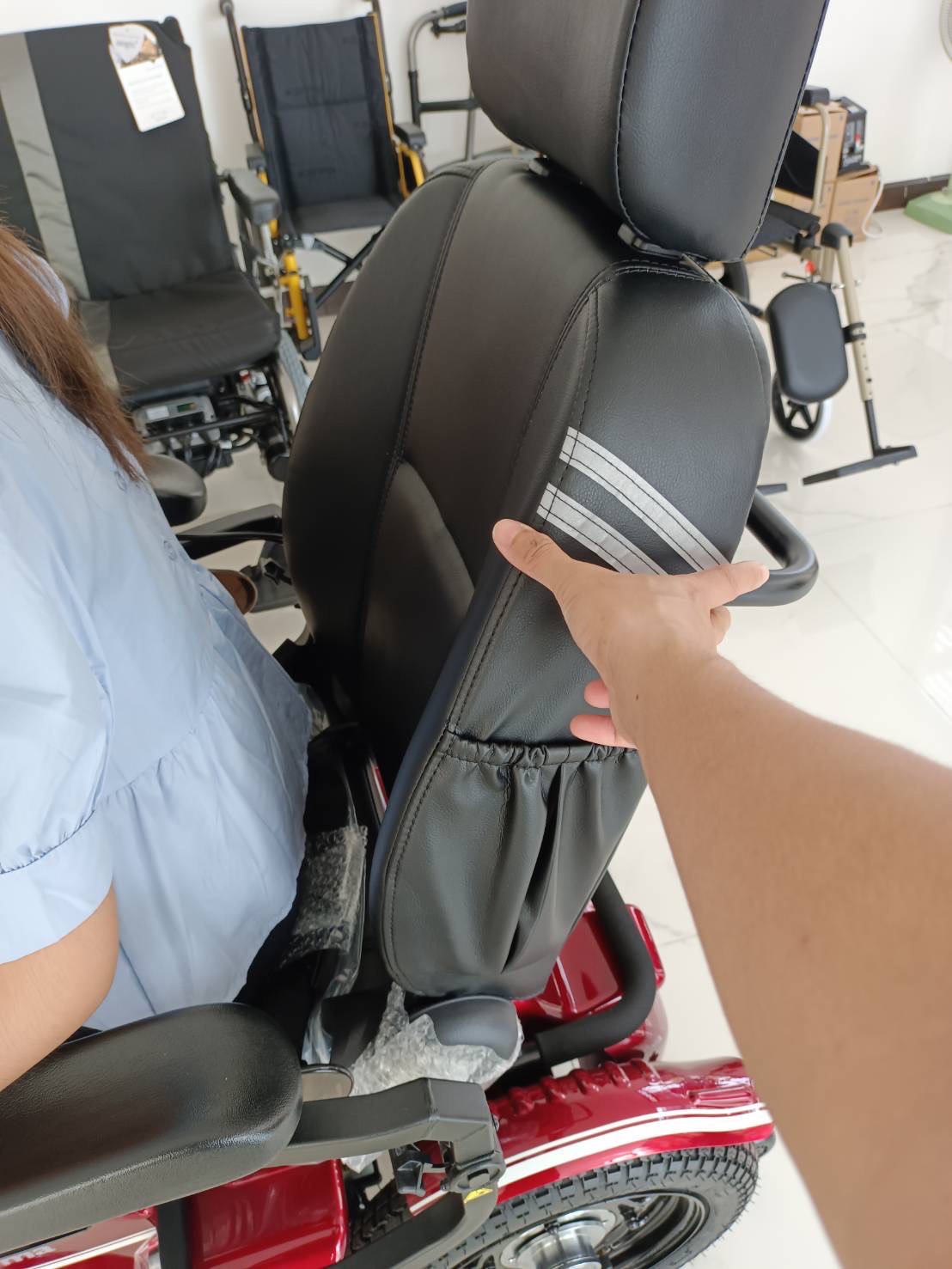 รถเข็นไฟฟ้าคาร์ม่า รุ่น Saber KP45.5 (Power WheelChair KARMA Saber KP45.5) สามารถปรับเอนนอนได้ รับประกันศูนย์ 5 ปี (รุ่น TOP)