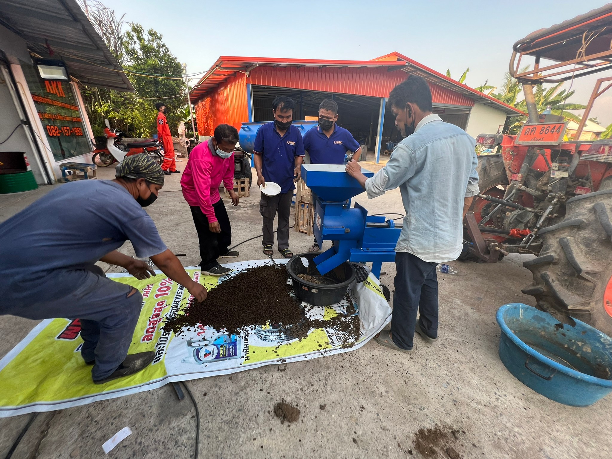 เครื่องอัดเม็ดรุ่นPTOเเบบรถไถนั่งขับ กำลังการผลิต500-1000โล