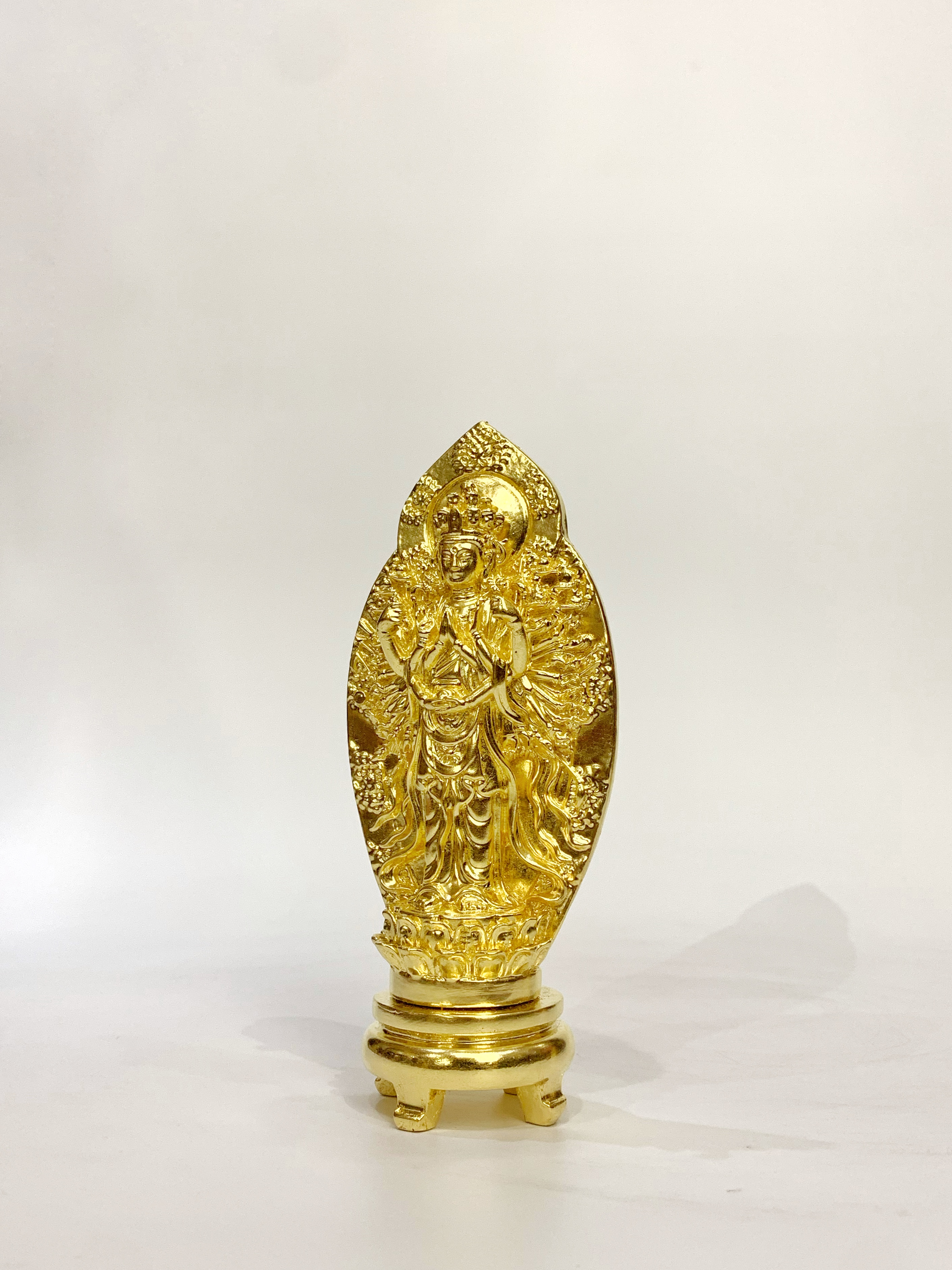 พระโพธิสัตว์กวนอิม เจ้าแม่กวนอิม ปางพันมือ (ยืน)